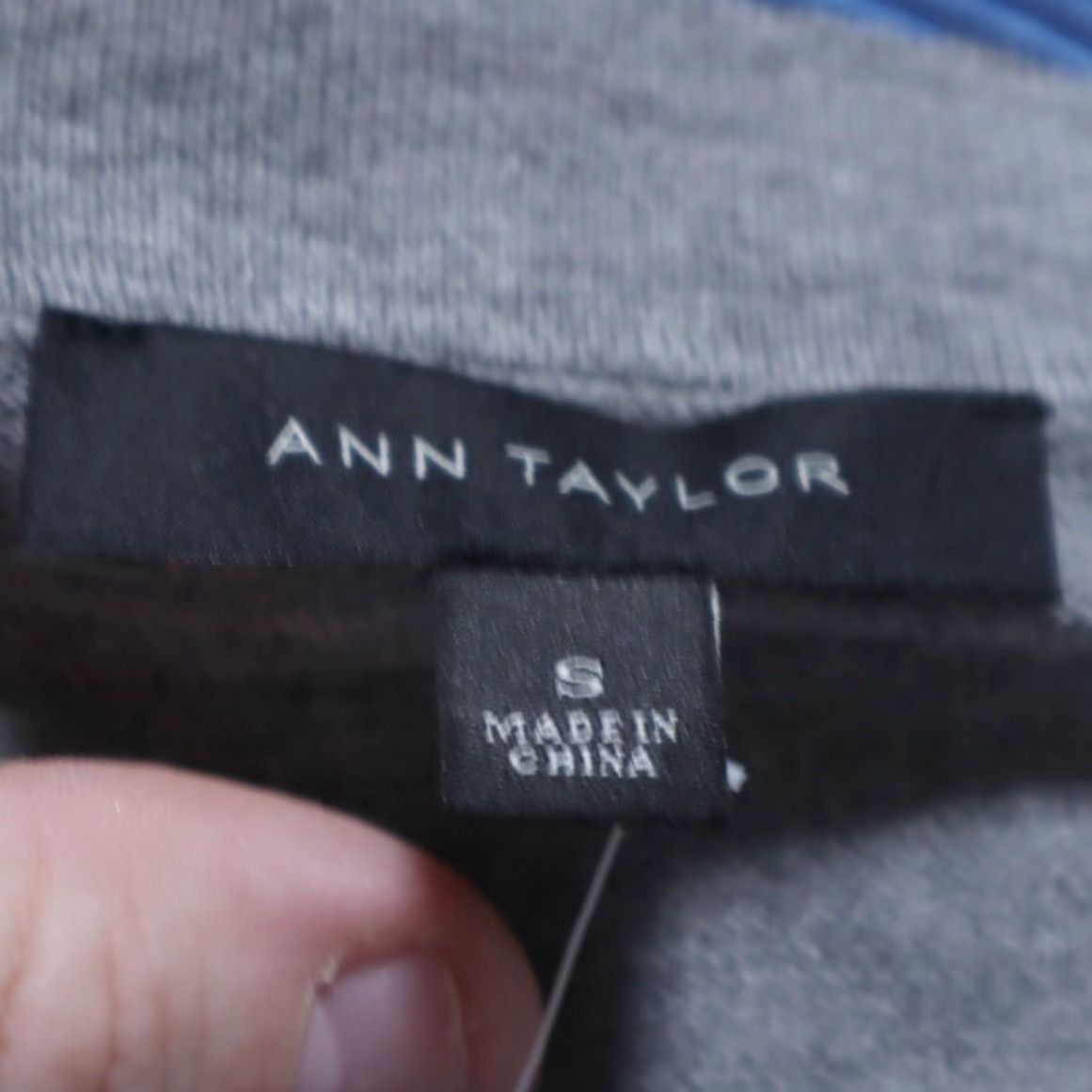 Ann Taylor Ann Taylor Jeweled Neck Button Up Solid Long Sleeve Top Gray Women S Size S / US 4 / IT 40 - 5 Thumbnail
