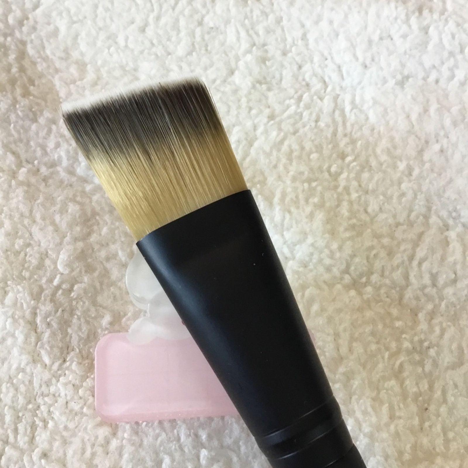 Other Le Métier de Beauté Flat Angled Foundation Brush Size ONE SIZE - 6 Thumbnail