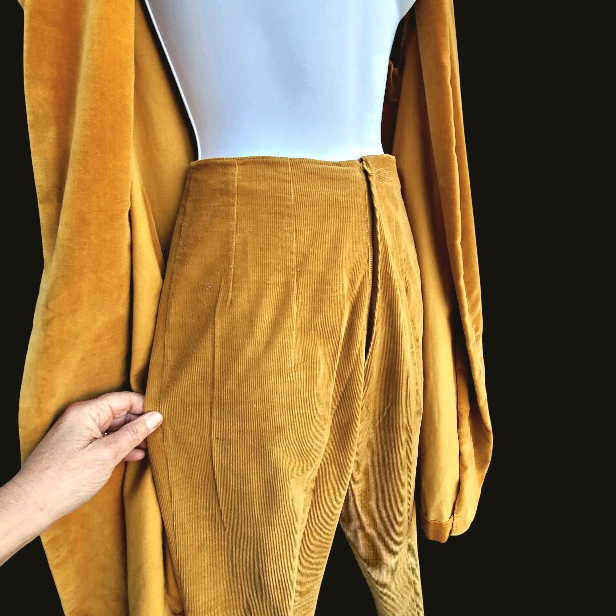 Handmade 50s Mustard Corduroy Cigarette Pants & Velvet Draped Vest Se Size 25" / US 0 / IT 36 - 9 Thumbnail