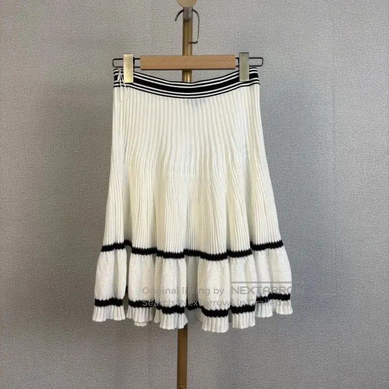 Chanel Chanel Summer Cotton Skirt in Cream White . Size 27" / US 4 / IT 40 - 1 Thumbnail