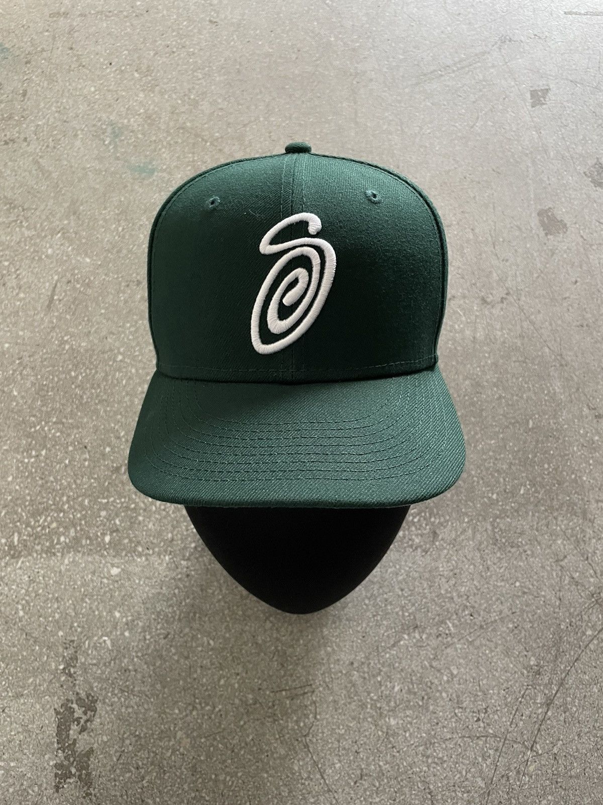 image of Stussy New Era Fitted Hat Curly S in Green, Men's