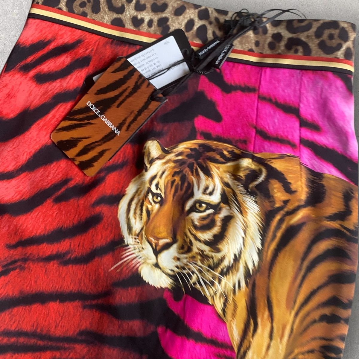 Dolce & Gabbana SS20 Tiger Print Silk Pencil Skirt Size 26" / US 2 / IT 38 - 2 Thumbnail