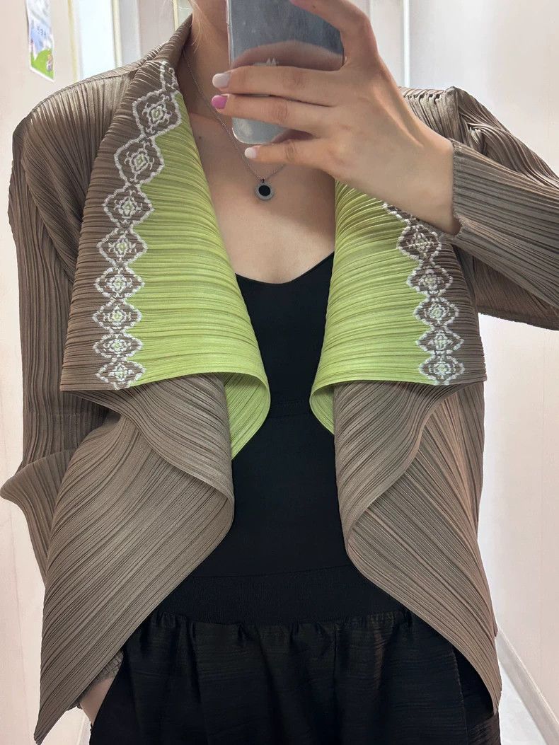 Issey Miyake Issey Miyake Embroidered pleated coat Size M / US 6-8 / IT 42-44 - 1 Thumbnail
