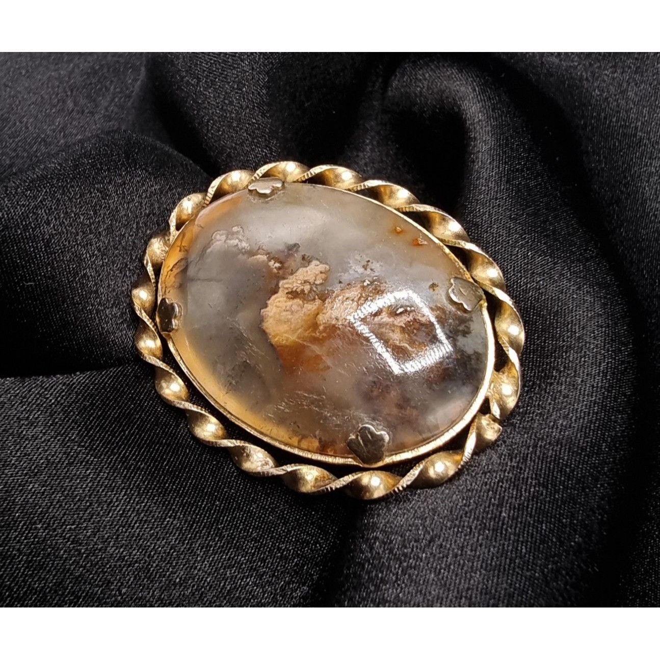 Vintage Rare Find Vintage 1930s-1940s Oval Gold Tone Brooch With Aga Size ONE SIZE - 3 Thumbnail