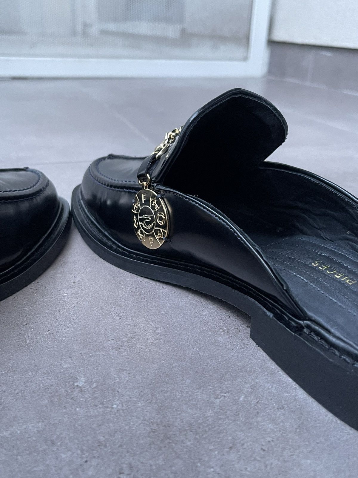 !DS! SS23 Filling Pieces Medal Black Mules