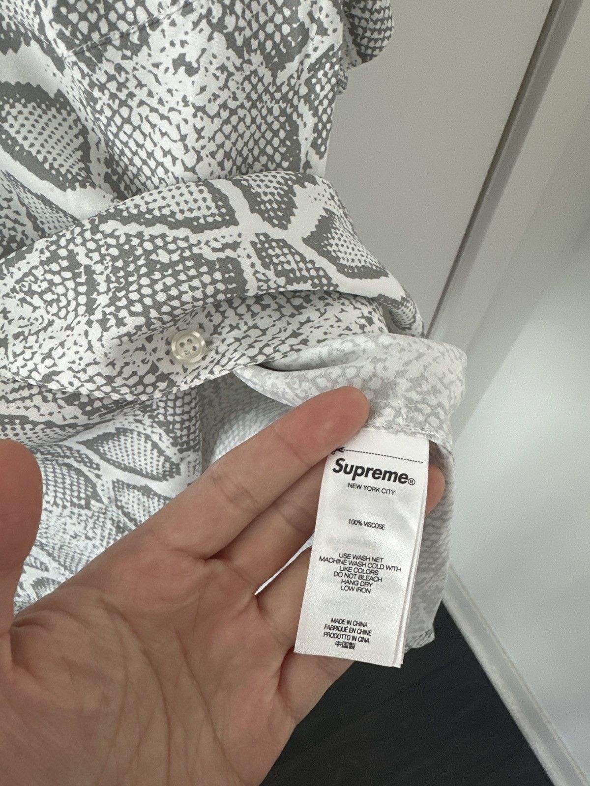 Supreme Supreme Snake Short-Sleeve Shirt 'White' Size US S / EU 44-46 / 1 - 3 Thumbnail
