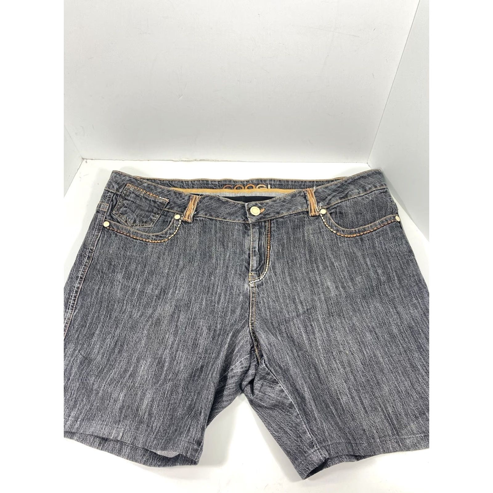 Coogi VINTAGE Coogi Denim Shorts Women 24 Gray Denim Embroidered Logo Hip Hop VTG Size 42" / US 20 - 5 Thumbnail