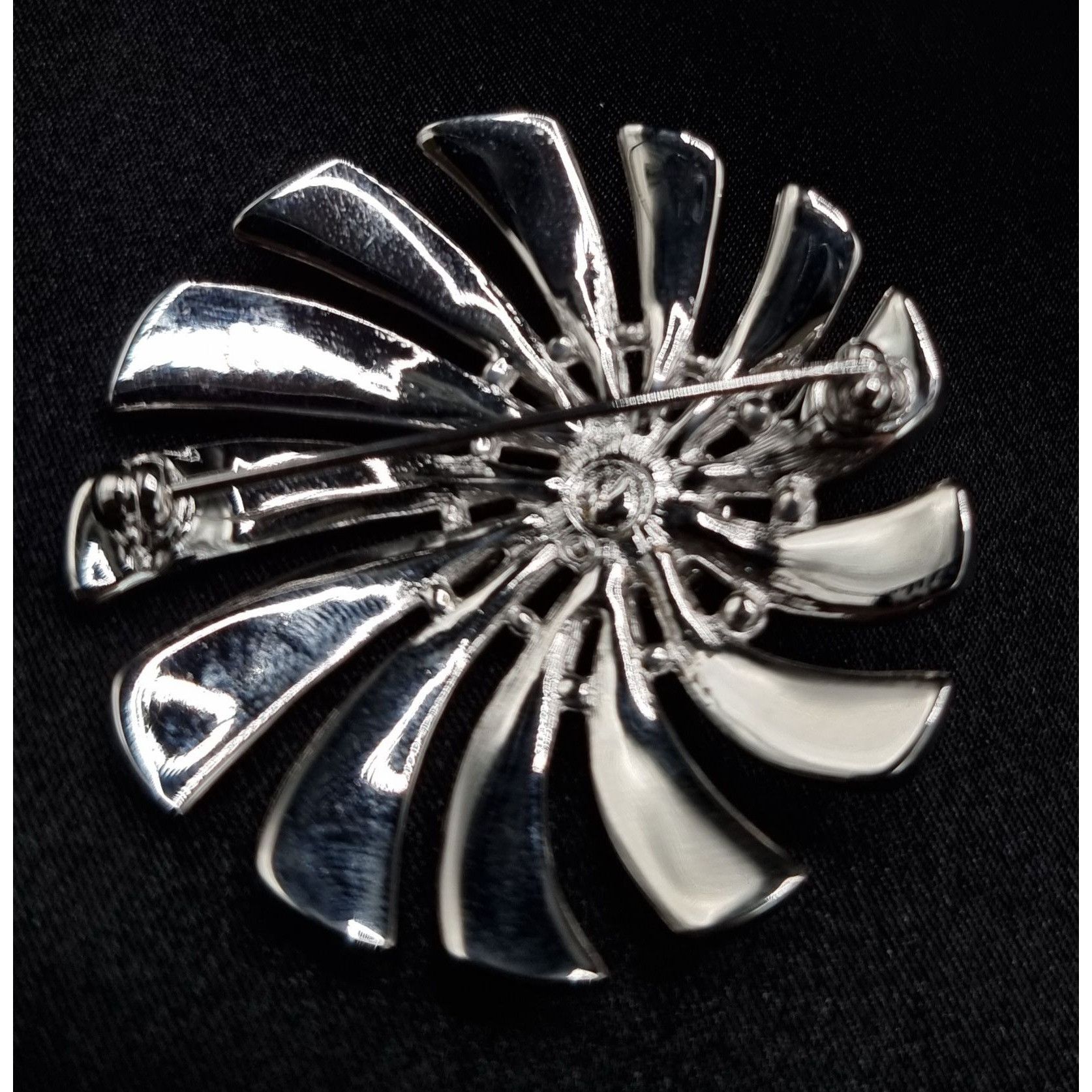 Swarovski Vintage Early 2000s SWAROVSKI Signed Crystal Swirl Brooch Pi Size ONE SIZE - 5 Thumbnail