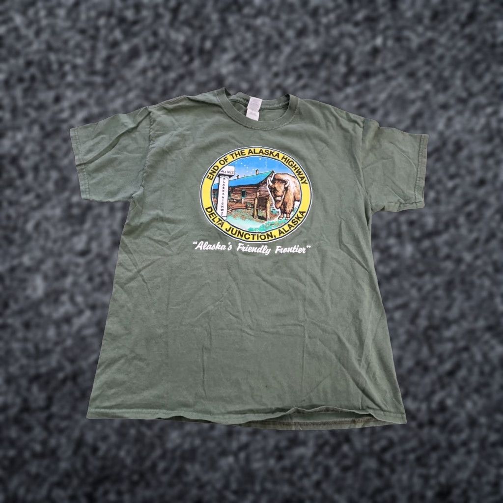 Gildan VINTAGE Gildan Men's T-Shirt Short Sleeve Crew Neck Cotton Solid Map Alaska Highway Delta Junction Retro Department Men L Green Size US L / EU 52-54 / 3 - 1 Thumbnail