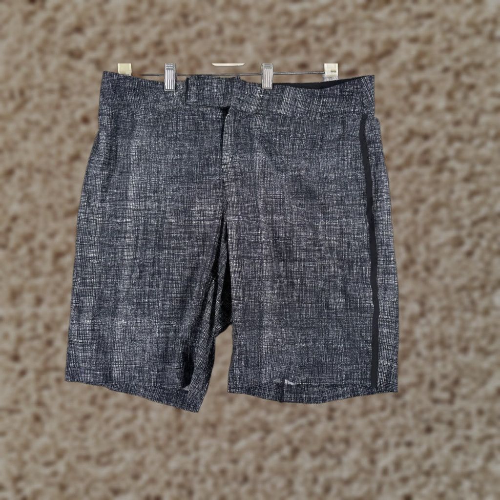 Lululemon Lululemon Swim Trunks Men 34 Gray Lightweight Board Shorts - 10" - Pockets Visible - Gray/Blue Surf Beach Pattern - Nylon Swim Bottoms Mens 34 Regular Size US 34 / EU 50 - 1 Thumbnail
