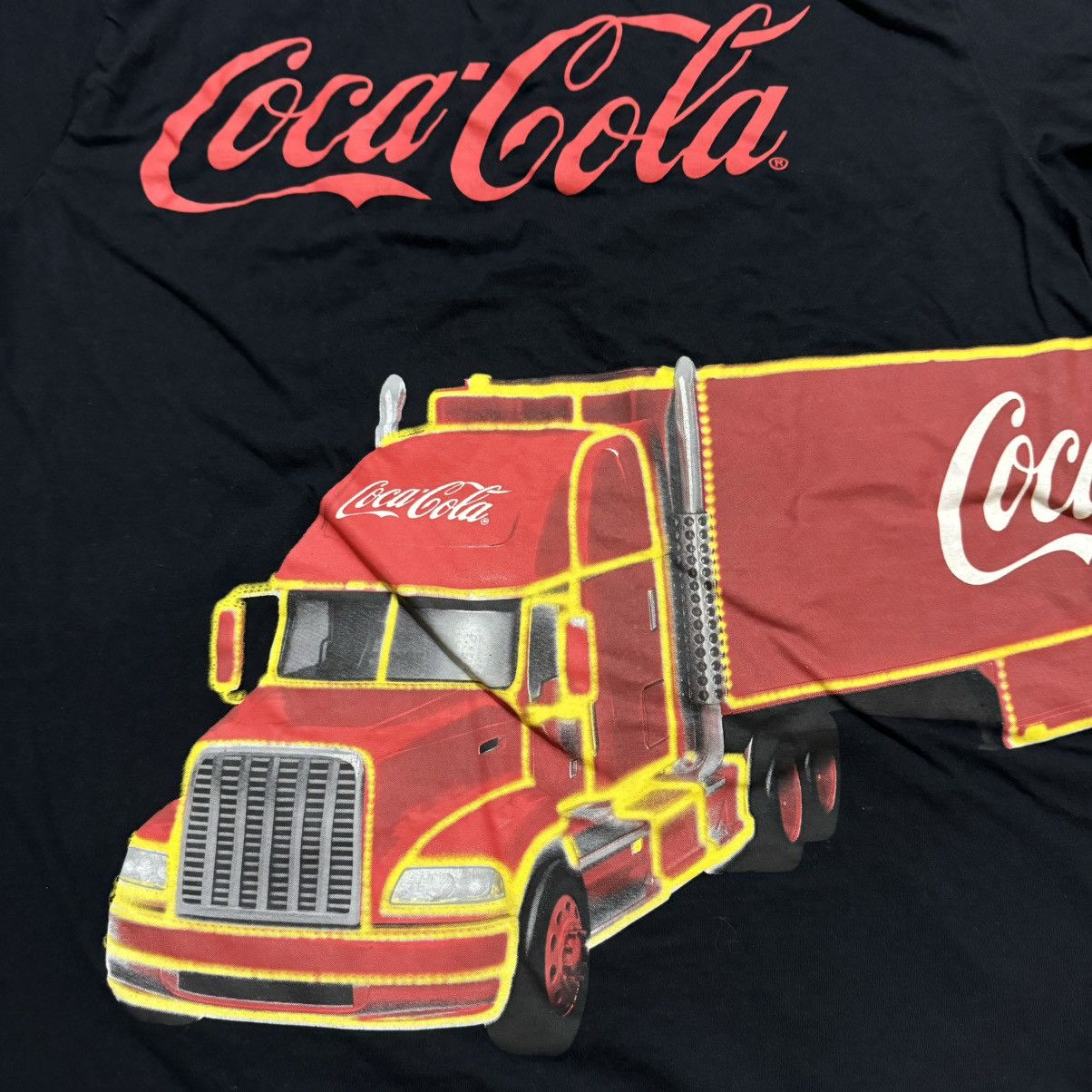 Coca Cola × Designer Official Coca Cola Christmas Truck Graphic Black T-Shirt Size US XL / EU 56 / 4 - 4 Thumbnail