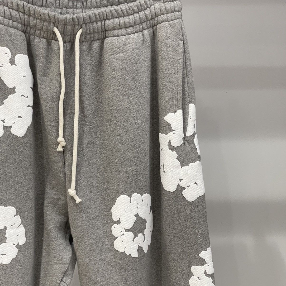 DENIM TEARS Denim Tears The Cotton Wreath Sweatpants Grey Size US 32 / EU 48 - 3 Thumbnail