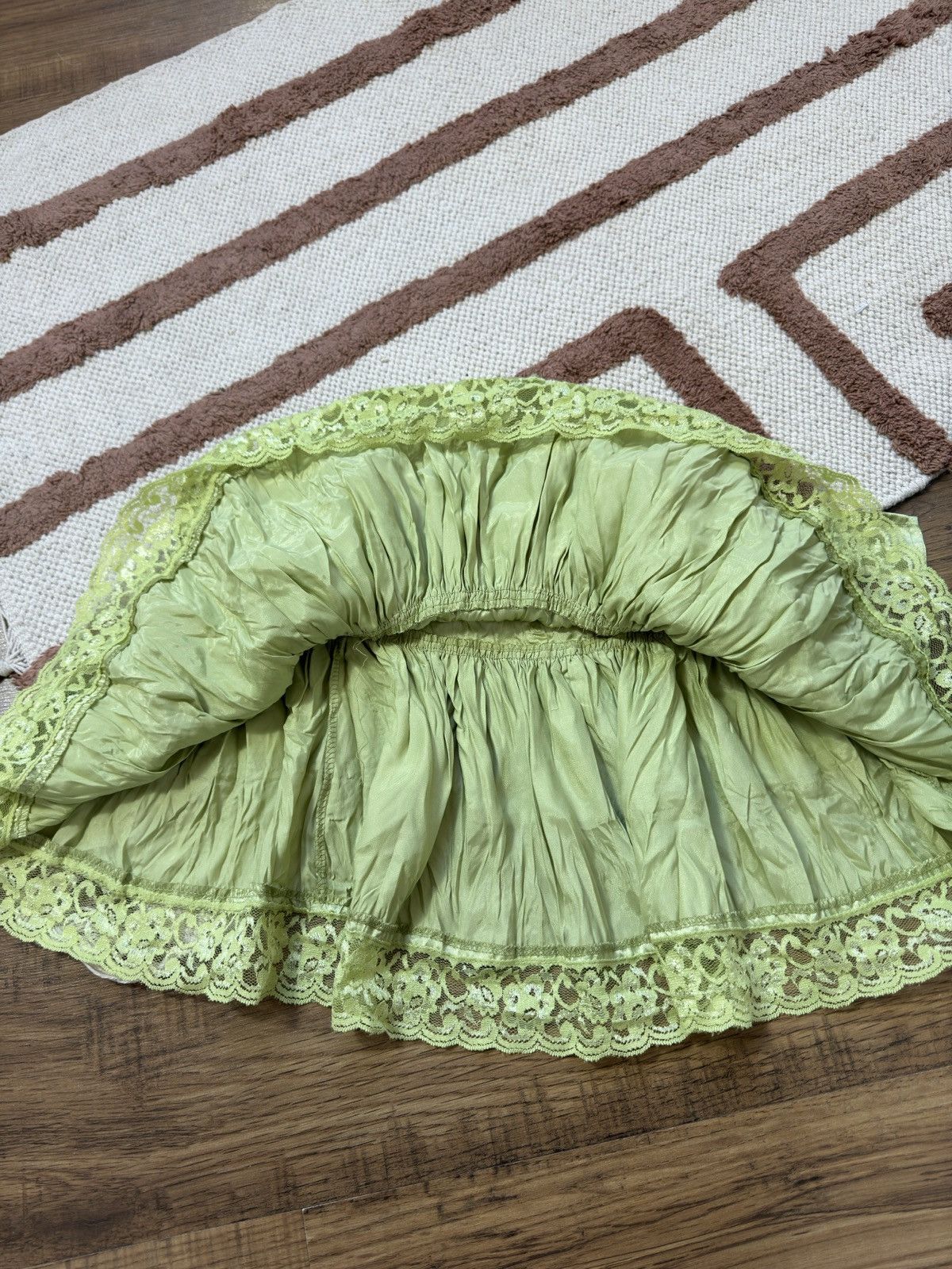 Vintage VINTAGE AVANT GARDE PLEATED SATIN LACE MINI SKIRT Size 28" / US 6 / IT 42 - 4 Thumbnail