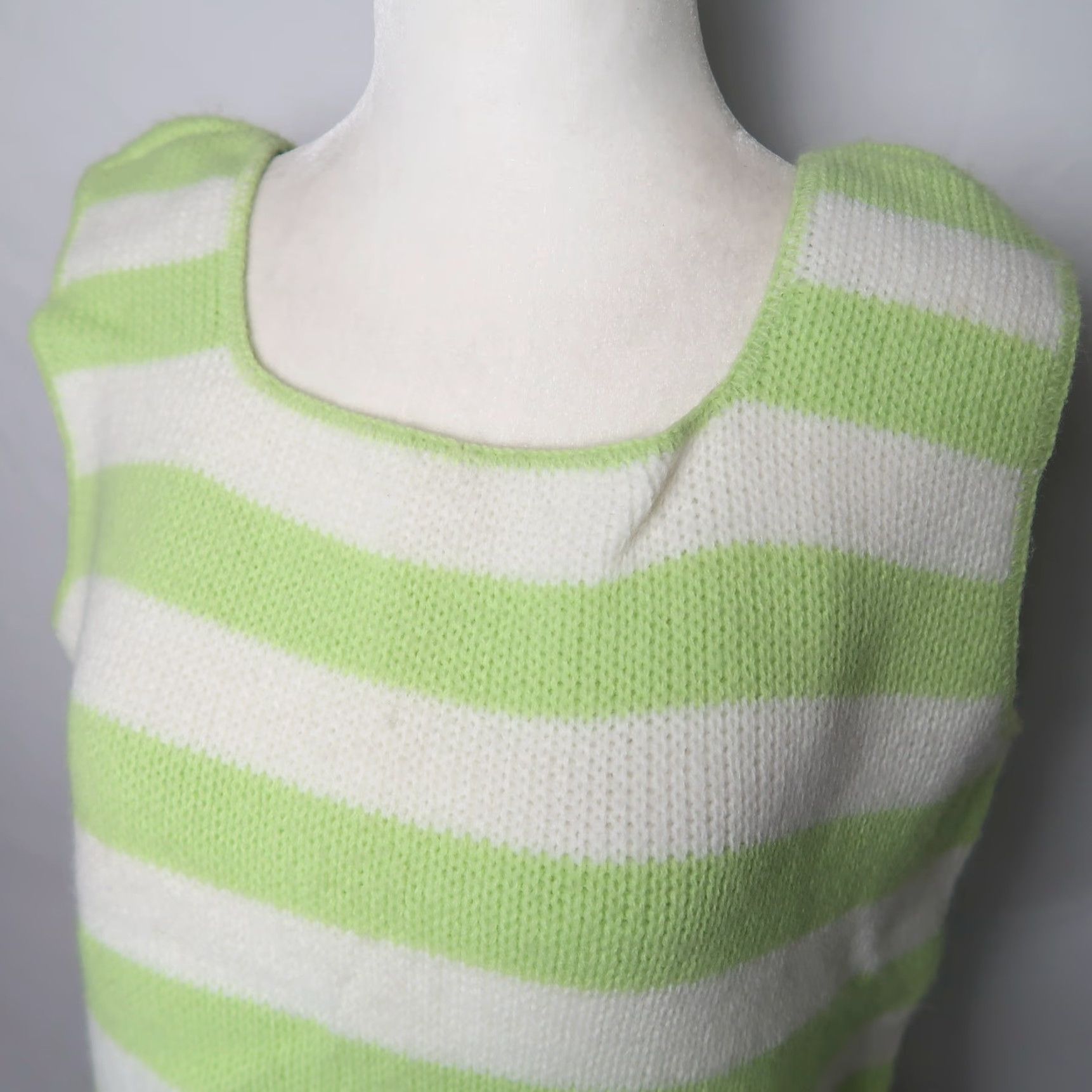 Vintage VINTAGE El Mar Knitwear 70s White and Pastel Green Striped Knit Sweater Vest Tank M Women’s Casual Square Neck Sleeveless Acrylic Orlon 1970s Size M / US 6-8 / IT 42-44 - 4 Thumbnail