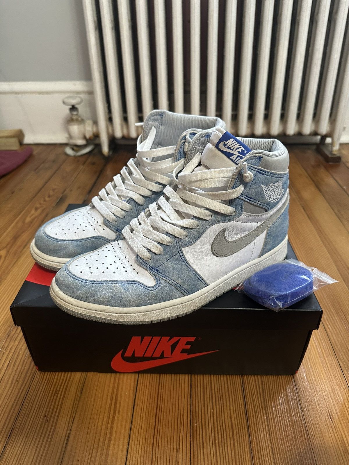 Jordan Brand Air Jordan 1 Retro High OG Hyper Royals | Free  display picture 1
