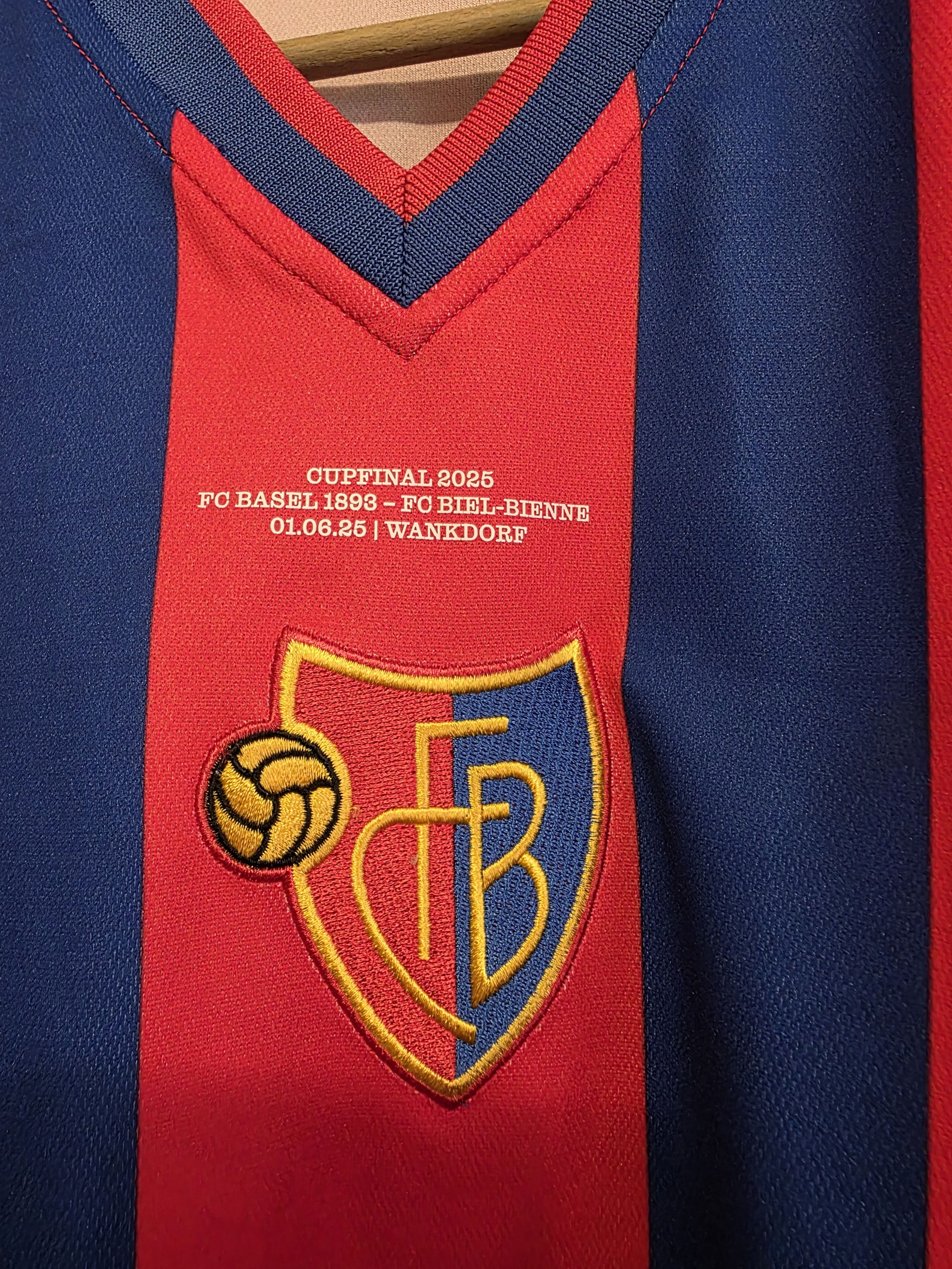 Vintage Vintage FC Basel Cup Final Shirt size Xl Size US XL / EU 56 / 4 - 2 Thumbnail