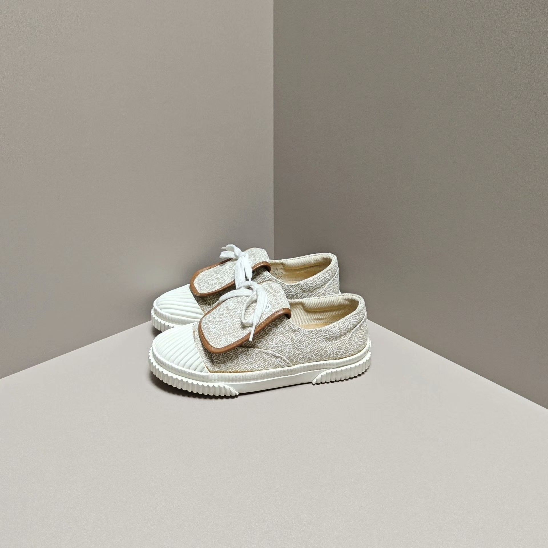 Loewe Loewe Lowtop Sneakers us_5 Women Size US 5 / IT 35 - 1 Thumbnail