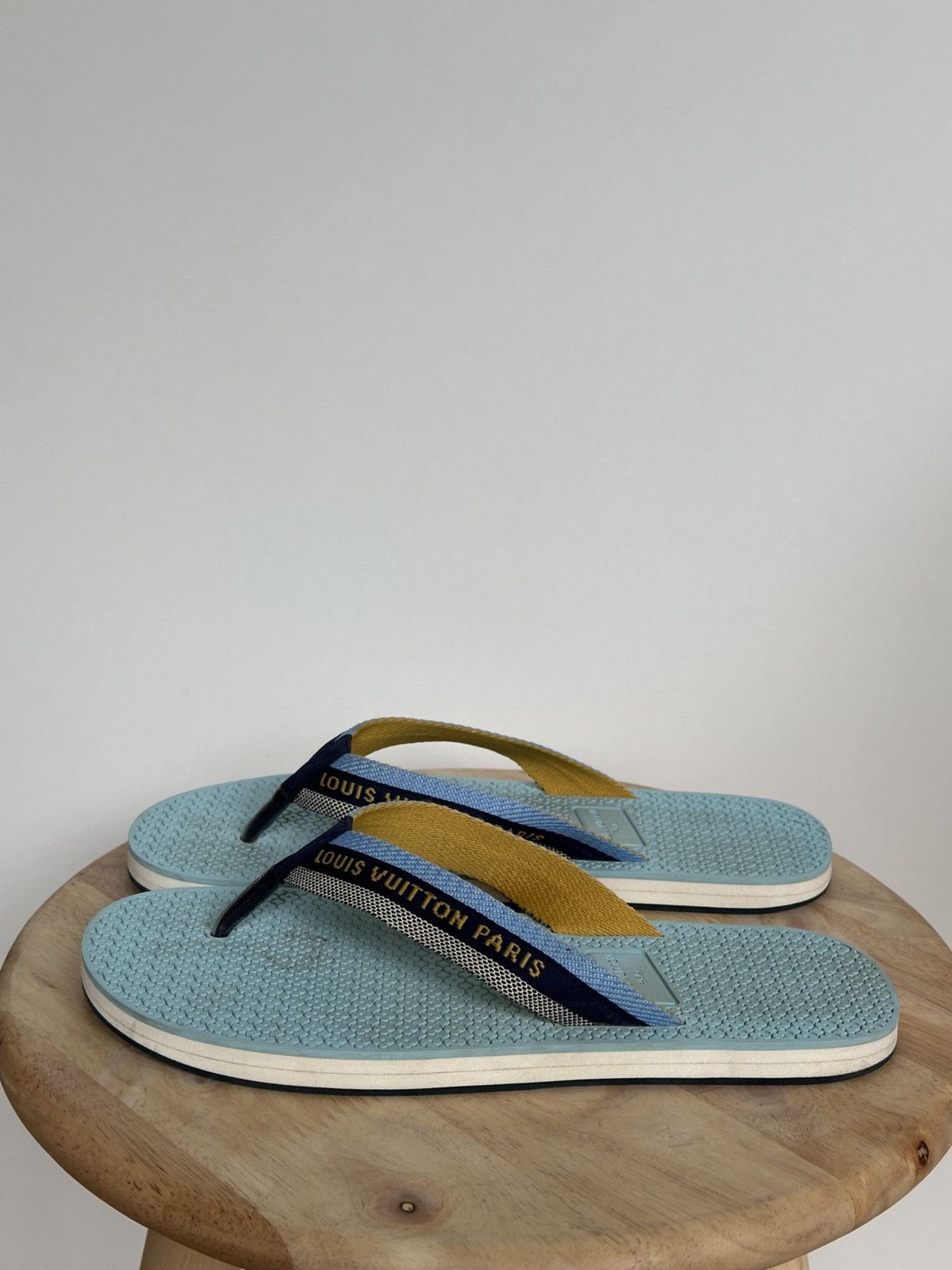 Designer × Louis Vuitton Louis Vuitton blue rubber flip flops thongs spellout Size US 7 / EU 40 - 1 Thumbnail