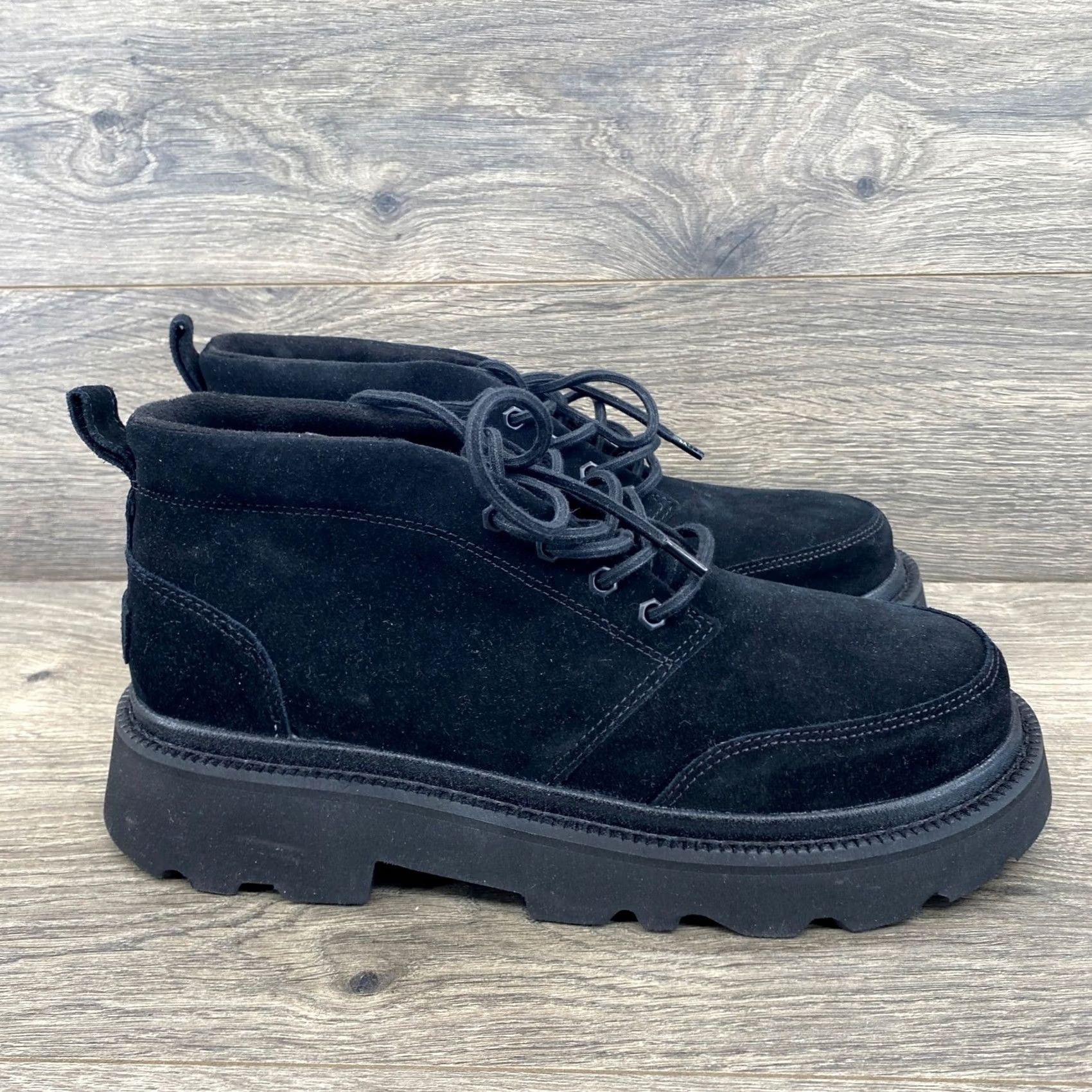 UGG M Chukka Lug Boots Mens Size 10 Black Suede Platform  display picture 1