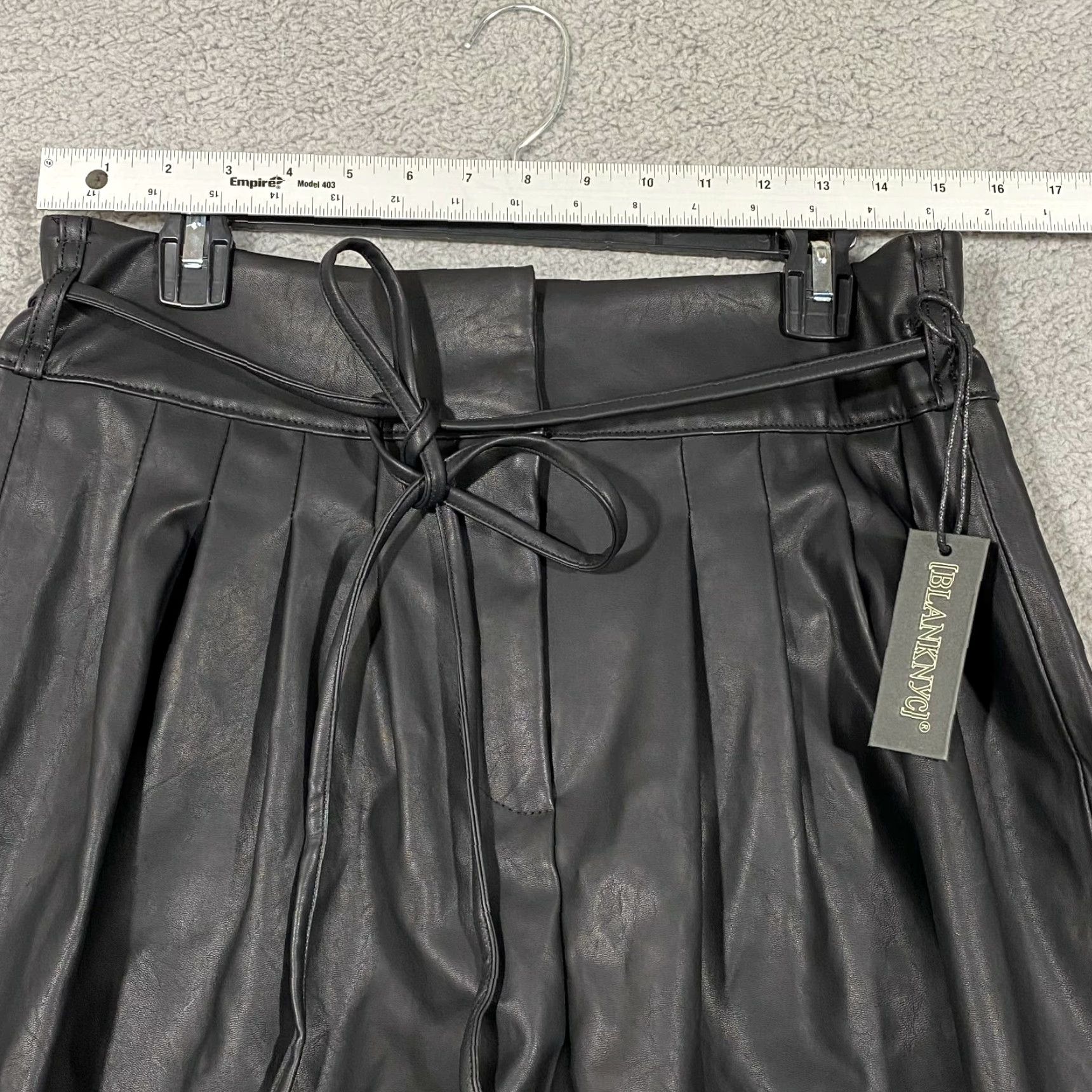 Vintage BLANK NYC Paperbag Waist Shorts Bow Black Faux Leather 31 Women Size 24" / US 00 / IT 34 - 8 Thumbnail