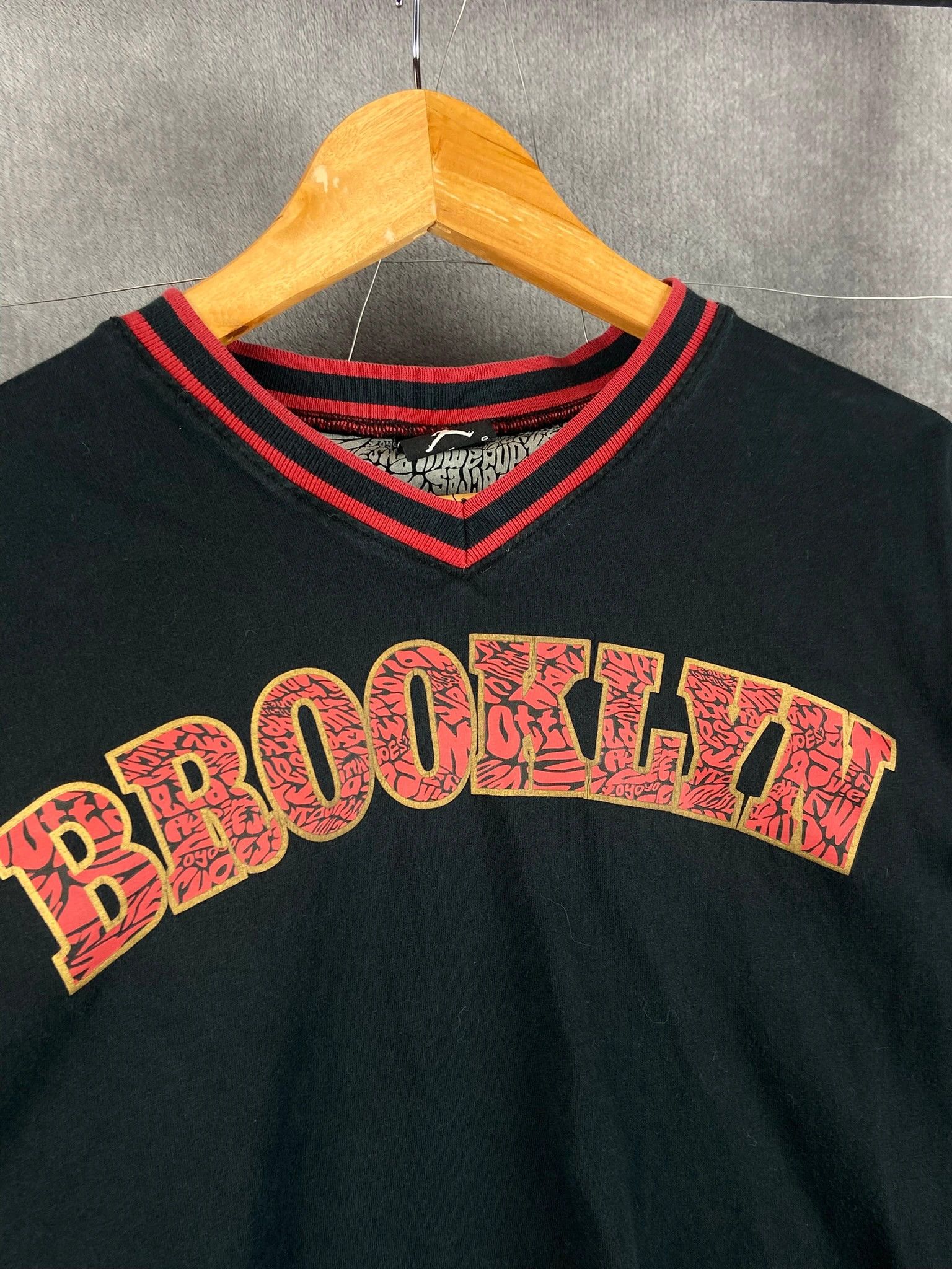 Jordan Brand Jordan Brooklyn Graphic V-Neck T-Shirt Size L Size US L / EU 52-54 / 3 - 2 Thumbnail