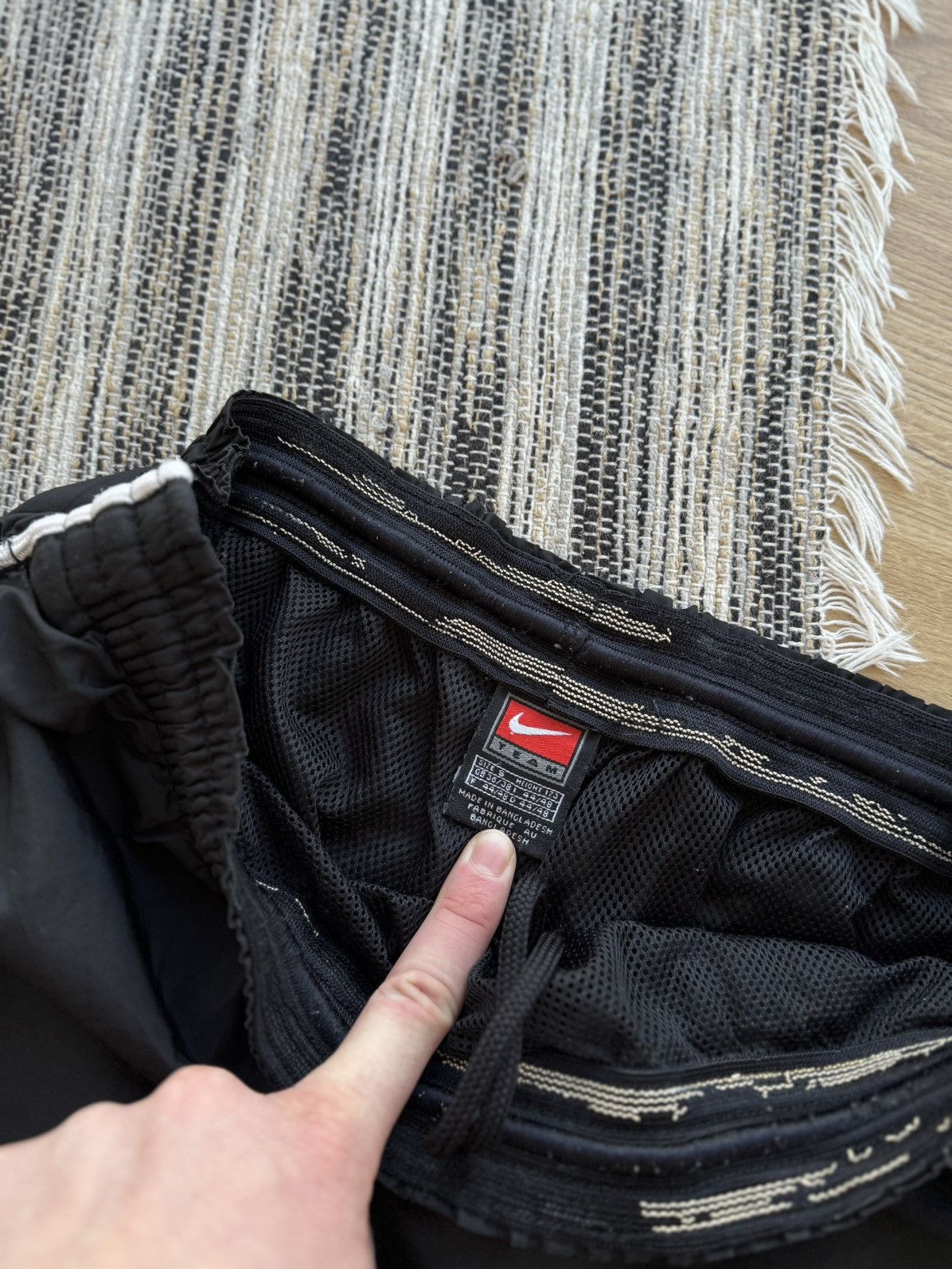 Nike VINTAGE NIKE 90s BLACK NYLON SPORT PANTS CLASSIC STREETWEAR Size US 32 / EU 48 - 9 Thumbnail
