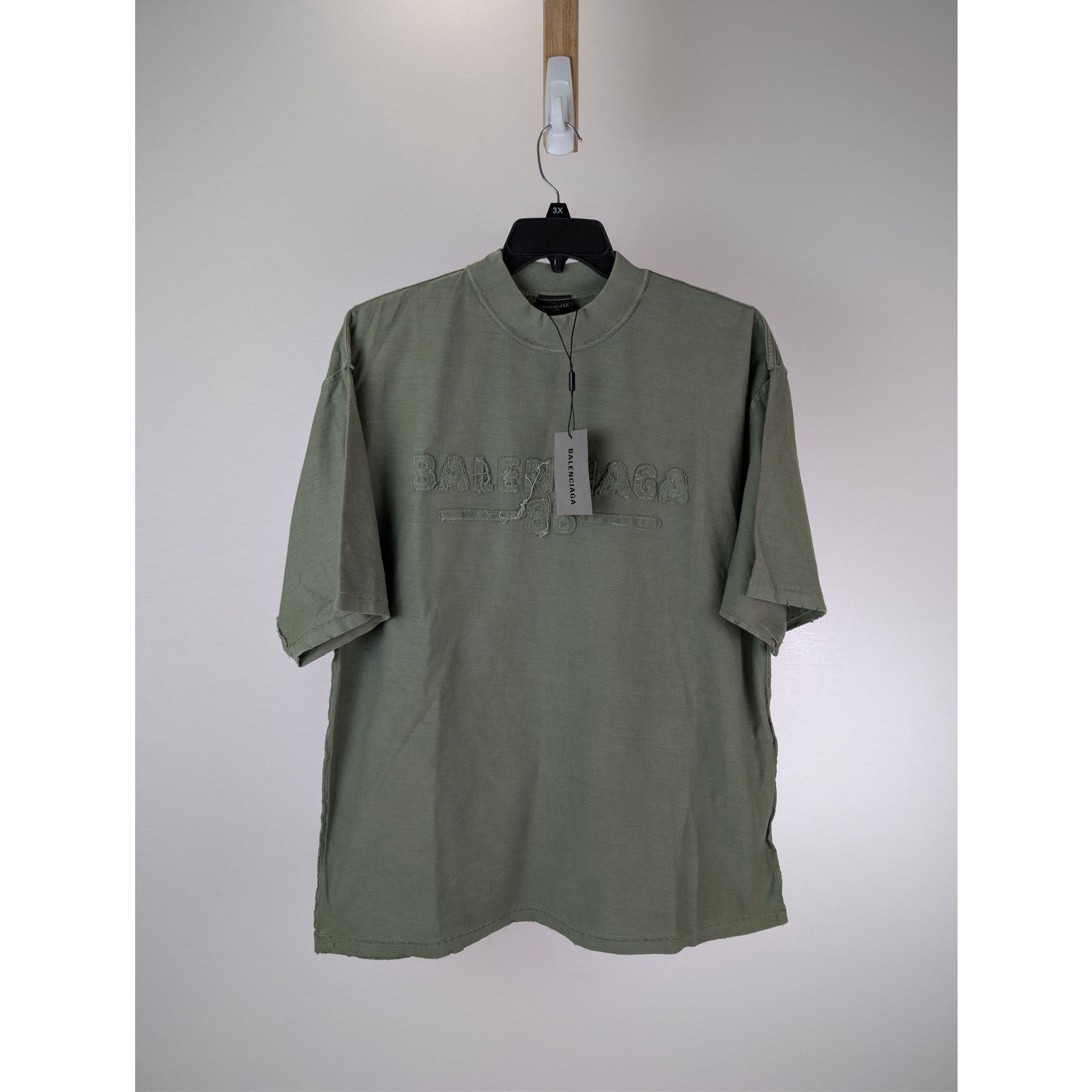 Balenciaga o1rshd1 Contrast Logo Embroidery T-Shirt in Green Size US L / EU 52-54 / 3 - 1 Thumbnail