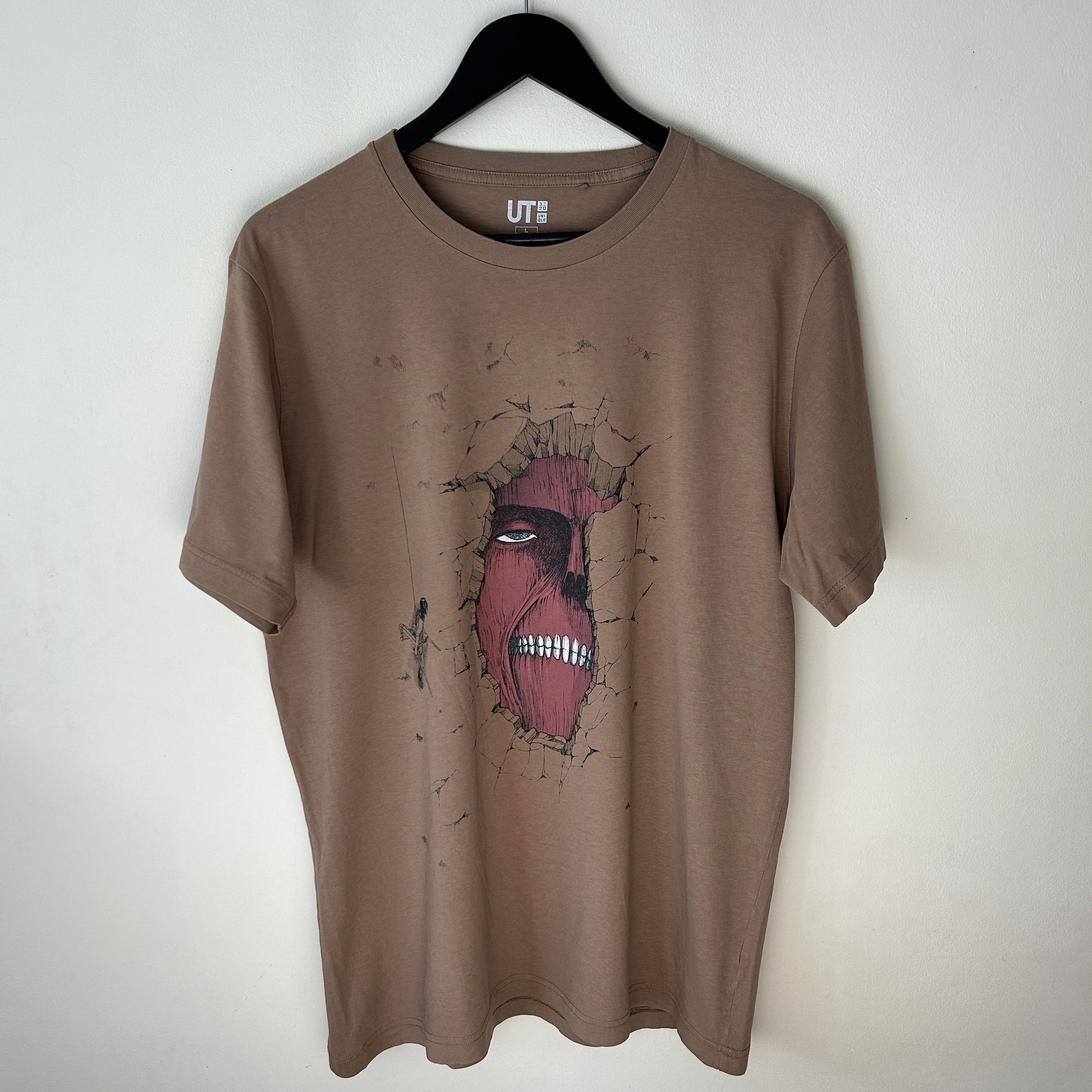 Uniqlo Uniqlo Attack On Titan T-shirt Size US L / EU 52-54 / 3 - 1 Thumbnail