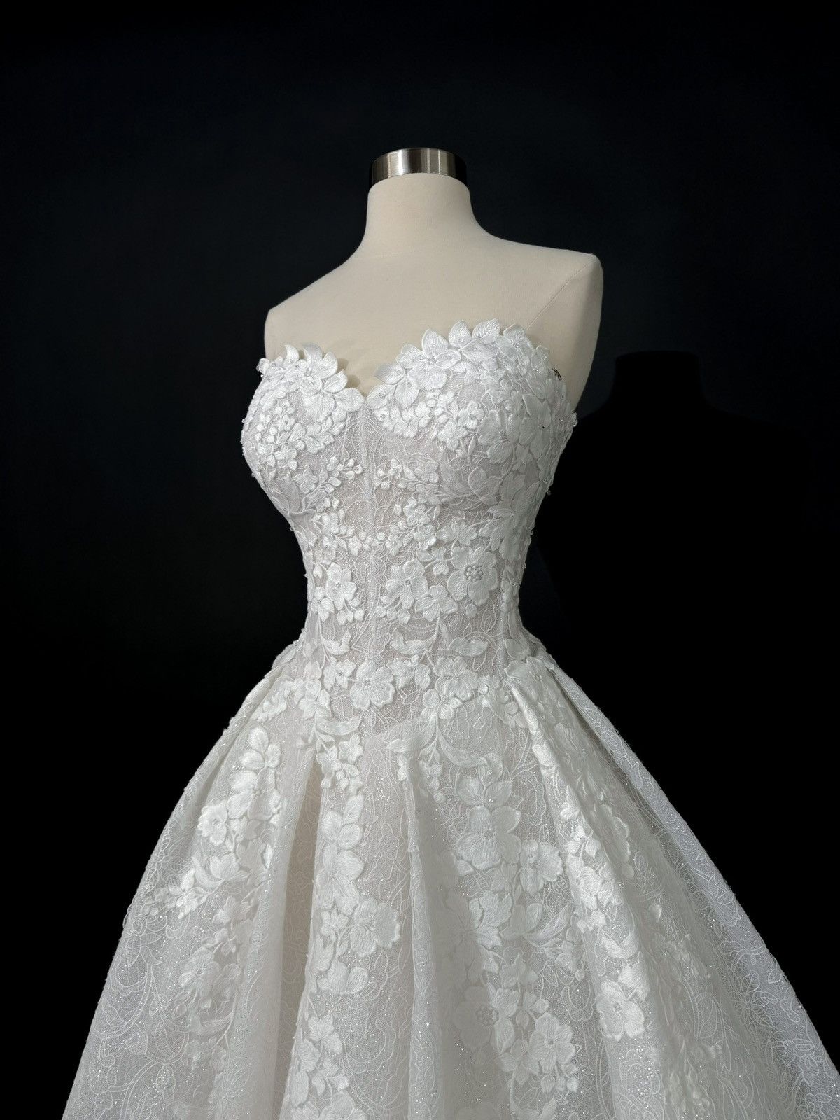 Other Preloved US 6 Anna Augusta Embroidered appliqués Bridal Gown Size M / US 6-8 / IT 42-44 - 3 Thumbnail