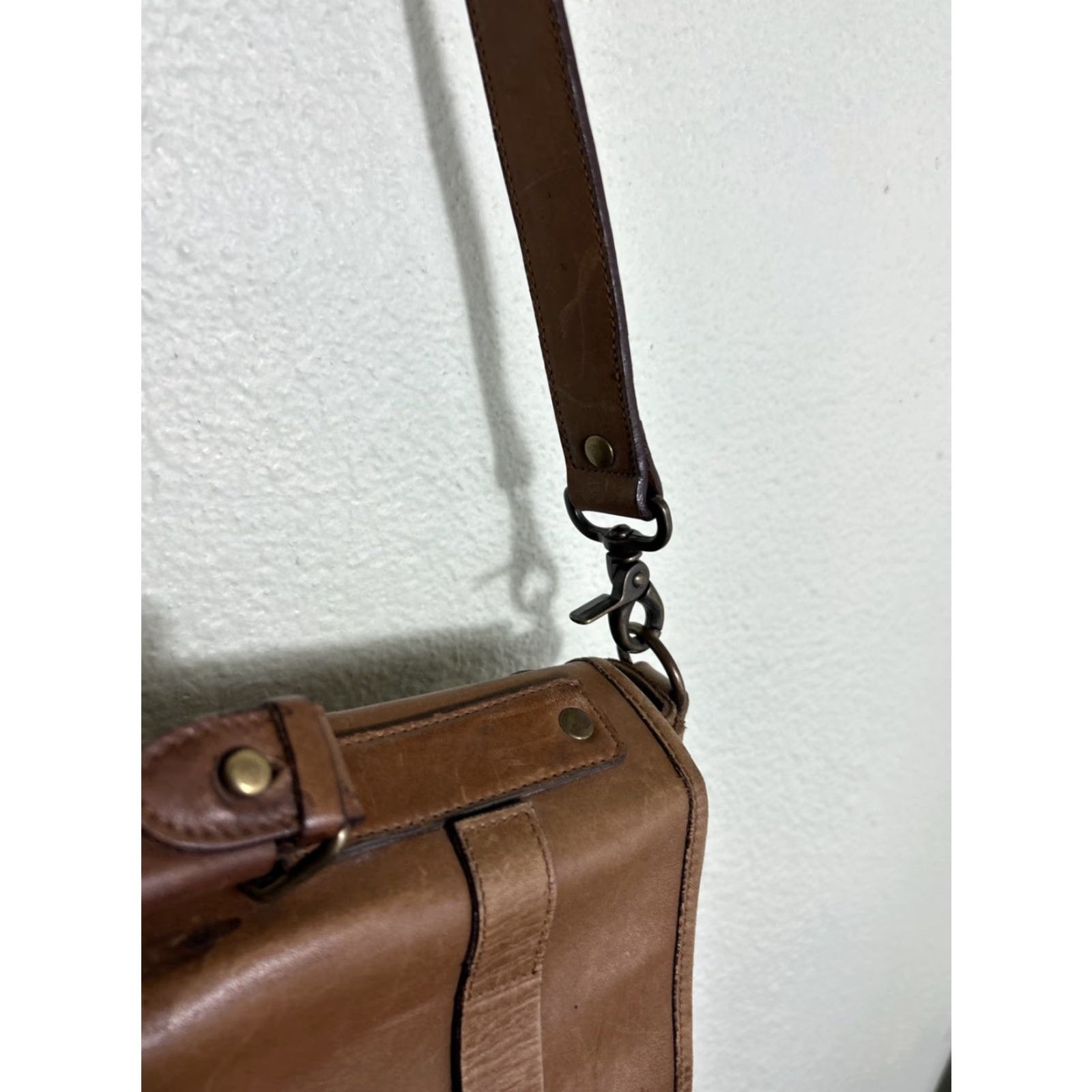 Vintage Vintage Y2K Brown Leather Crossbody Bag 14x11x6 User: Vintage Y2K Brown Leather Crossbody Bag 14x11x6 Size ONE SIZE - 5 Thumbnail