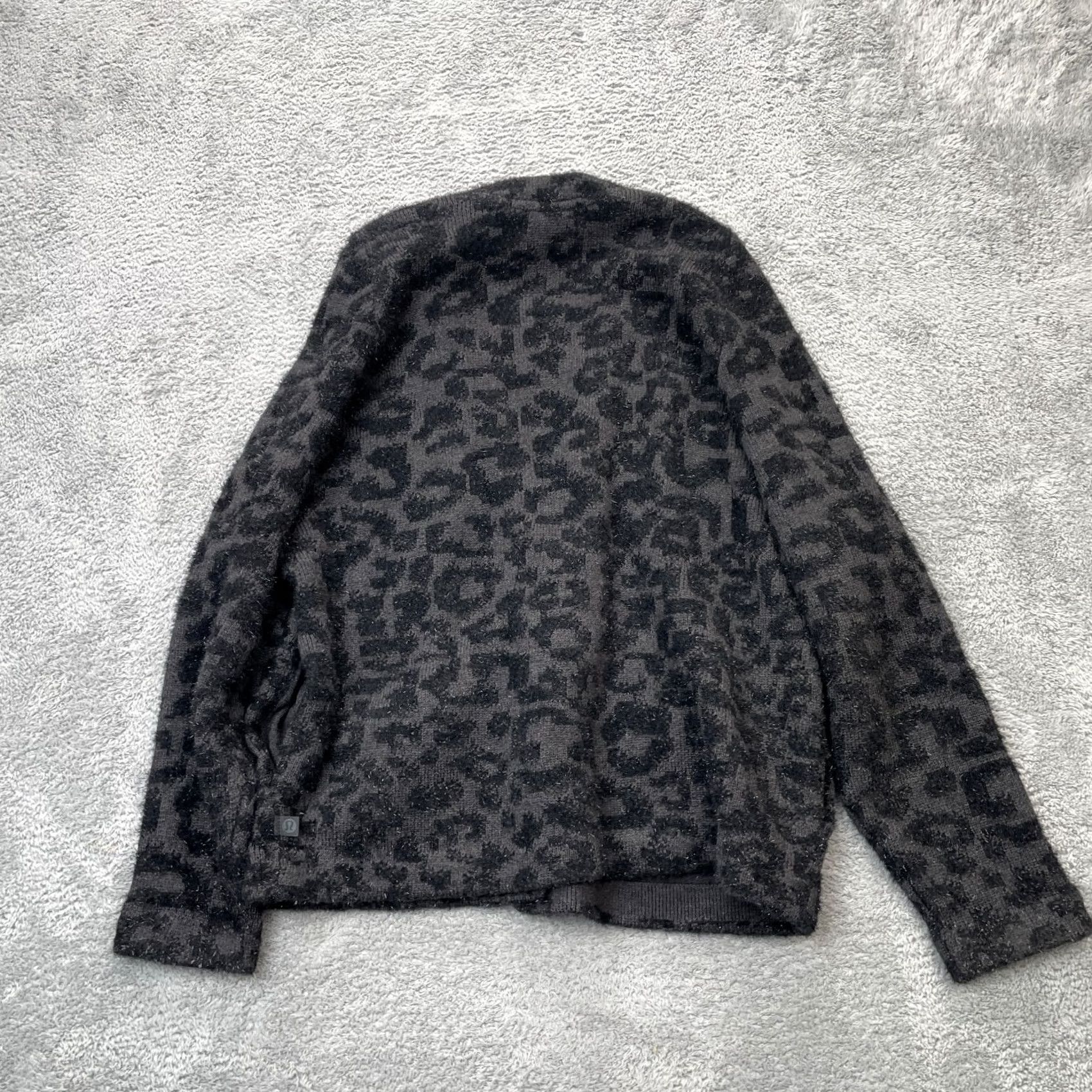 Lululemon Lululemon Womens Medium Gray Leopard Merino Wool Blend Jacquard Cardigan Sweater Size M / US 6-8 / IT 42-44 - 2 Thumbnail
