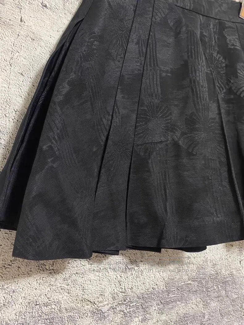 Vivienne Westwood Vivienne Westwood Pleated Skirt Size 26" / US 2 / IT 38 - 1 Thumbnail