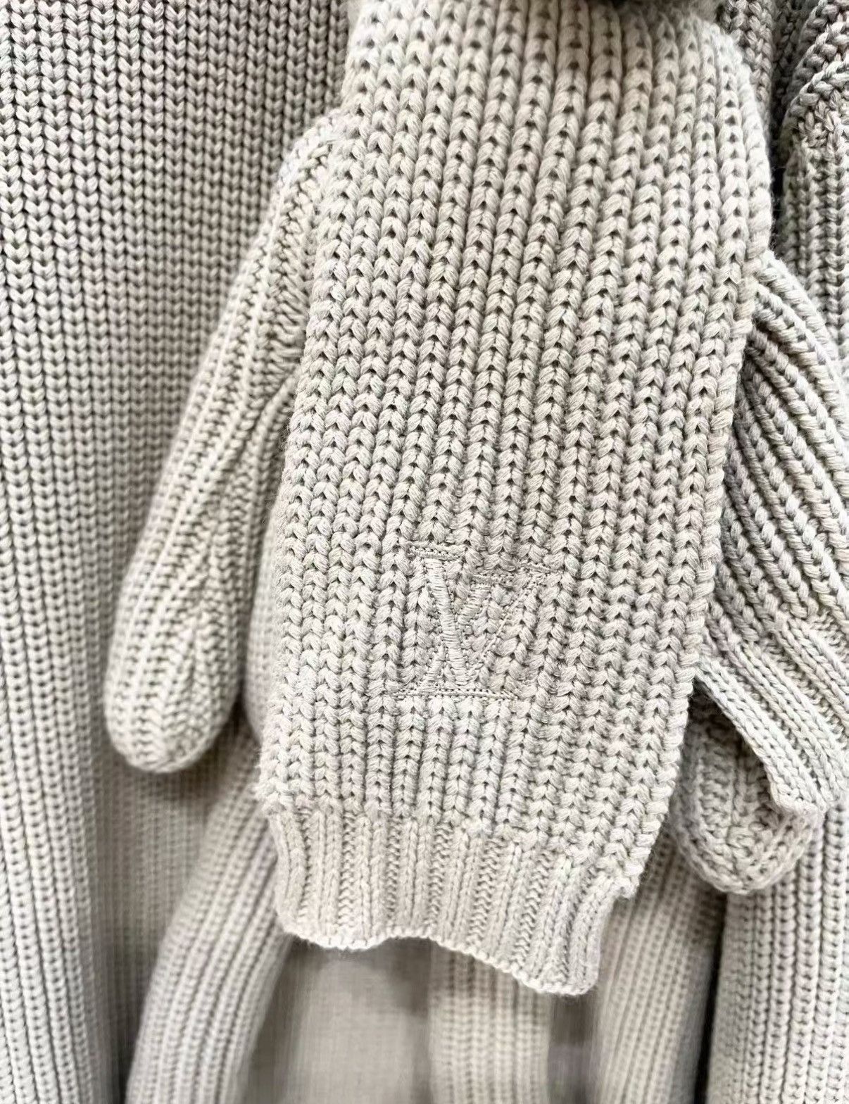 Louis Vuitton Louis Vuitton Bear Pattern Round Neck Knit Sweater J33 Size XS / US 0-2 / IT 36-38 - 4 Thumbnail