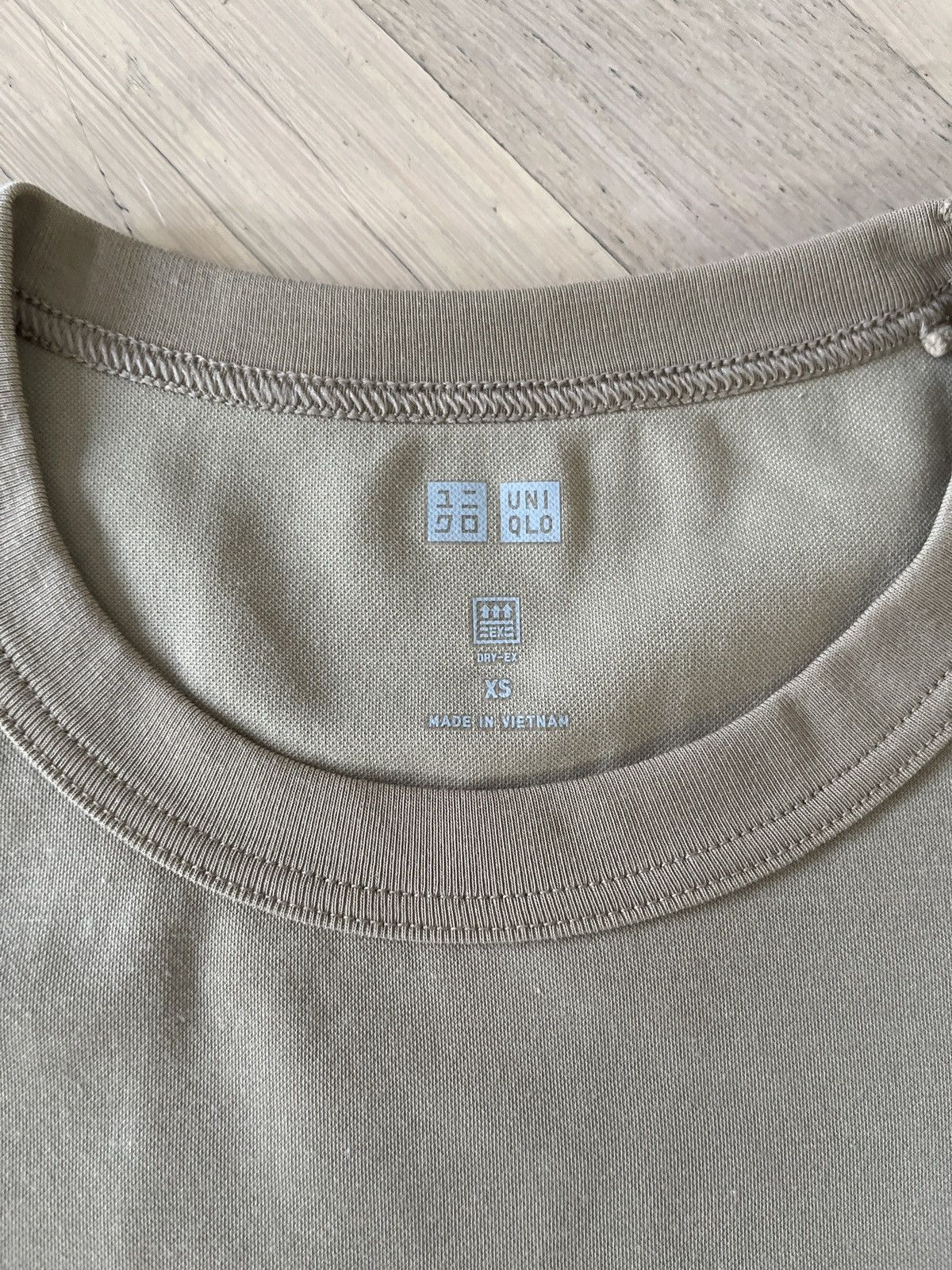 Uniqlo Uniqlo Beige Short Sleeve Tee Size US XS / EU 42 / 0 - 3 Thumbnail