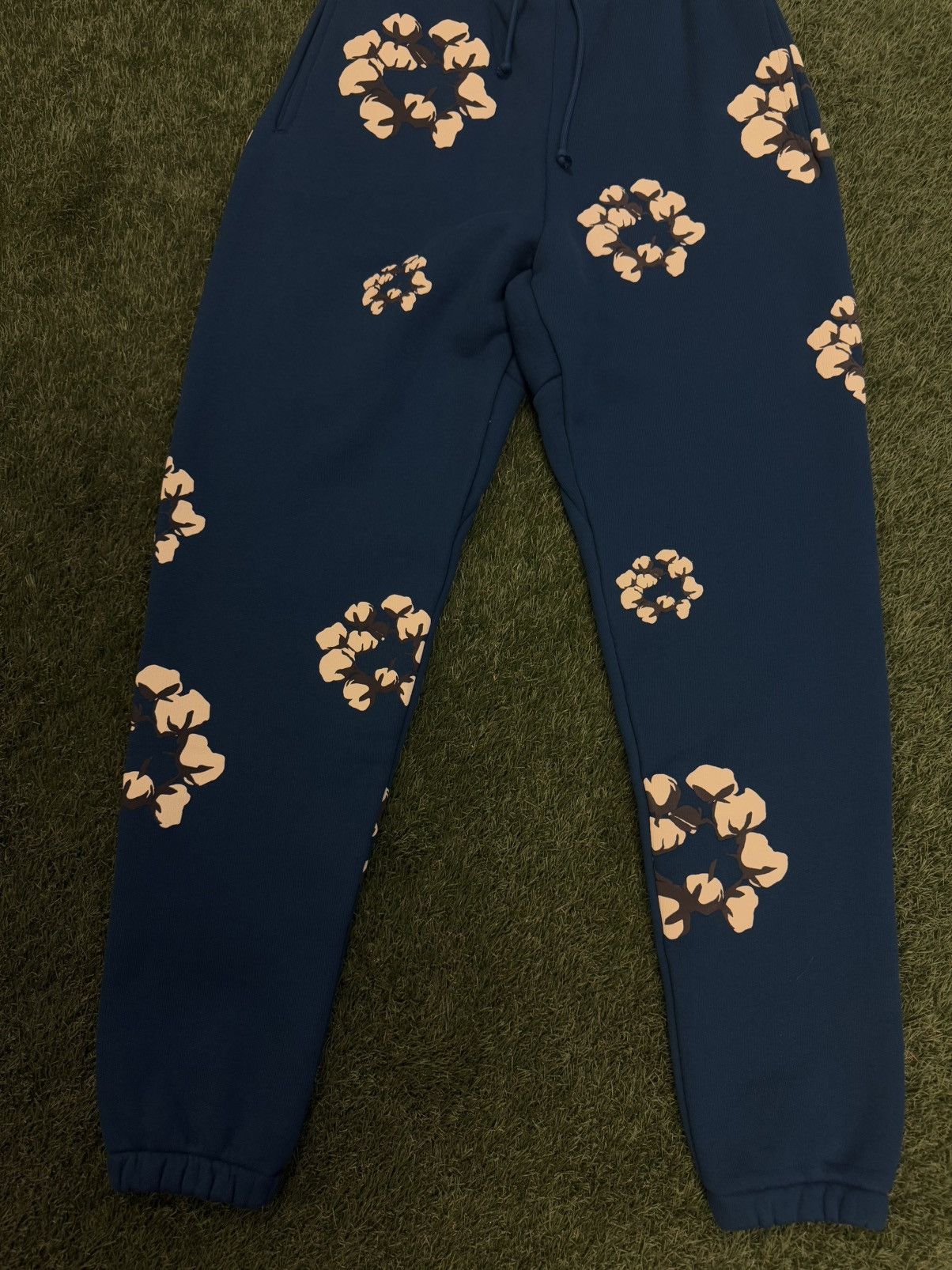 Cactus Plant Flea Market × DENIM TEARS Denim Tears x CPFM Sweatpants Cotton Wreath Size S (NEW) Size US 30 / EU 46 - 3 Thumbnail