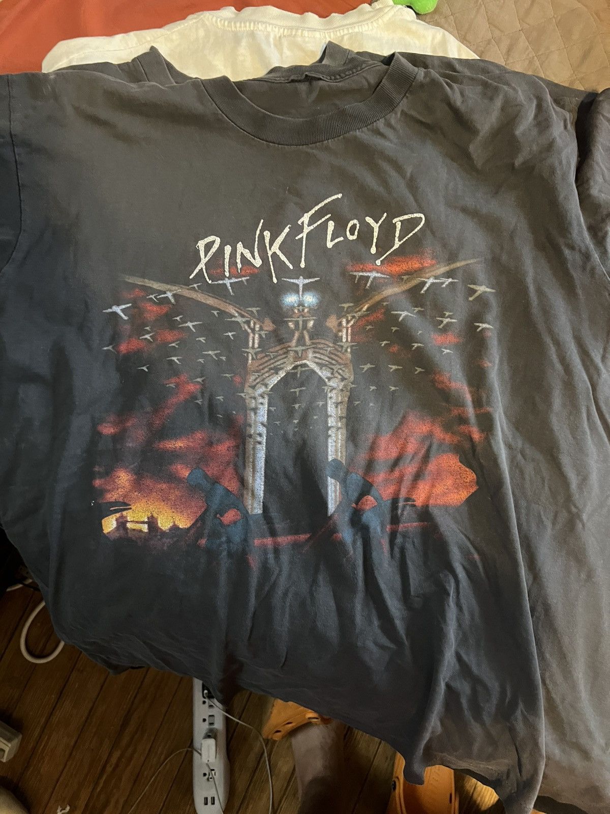 Vintage Vintage Pink Floyd The Wall Tee Size US L / EU 52-54 / 3 - 1 Thumbnail