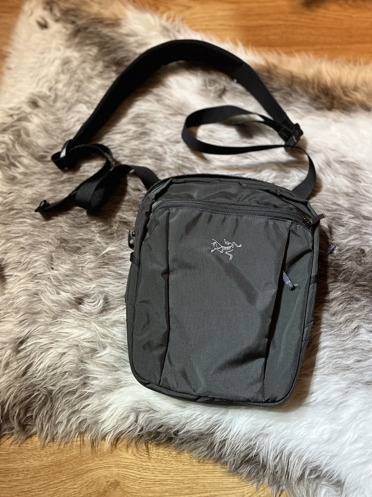 image of Arcteryx Bag Cross Body Sling Bag Gorpcore in Grey, Men's