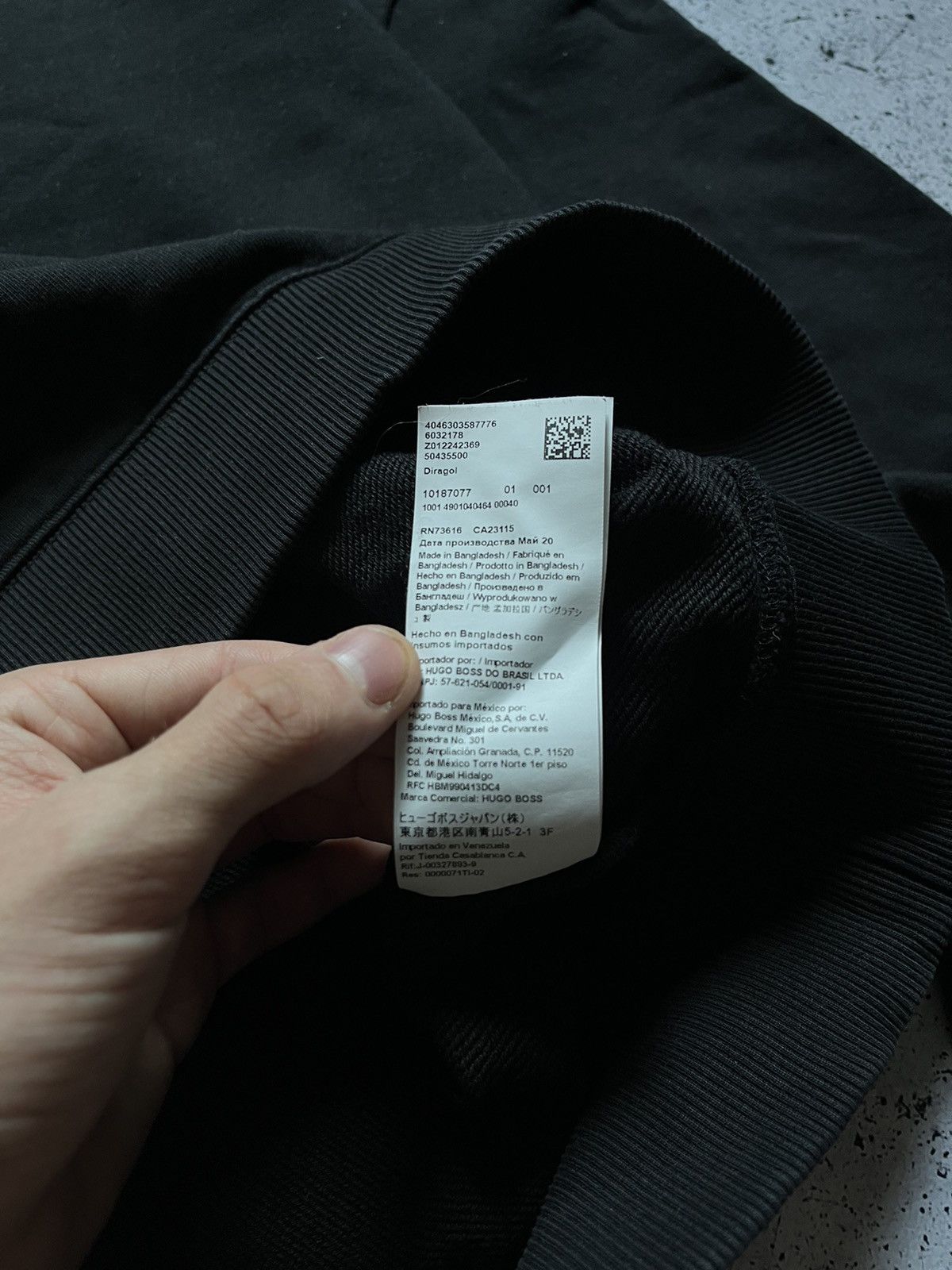 Hugo Boss Vintage Hugo Boss Center Logo Sweatshirt Black Y2K Size S Size US S / EU 44-46 / 1 - 5 Thumbnail