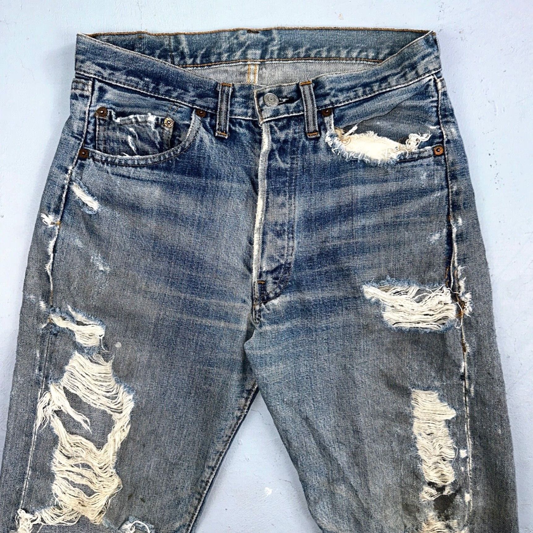 Levi's VINTAGE Levi's 501 Jeans Levi's 501XX 70s 80s USA Straight 31x34 Light Denim Distressed Jeans Men Size US 31 - 2 Thumbnail
