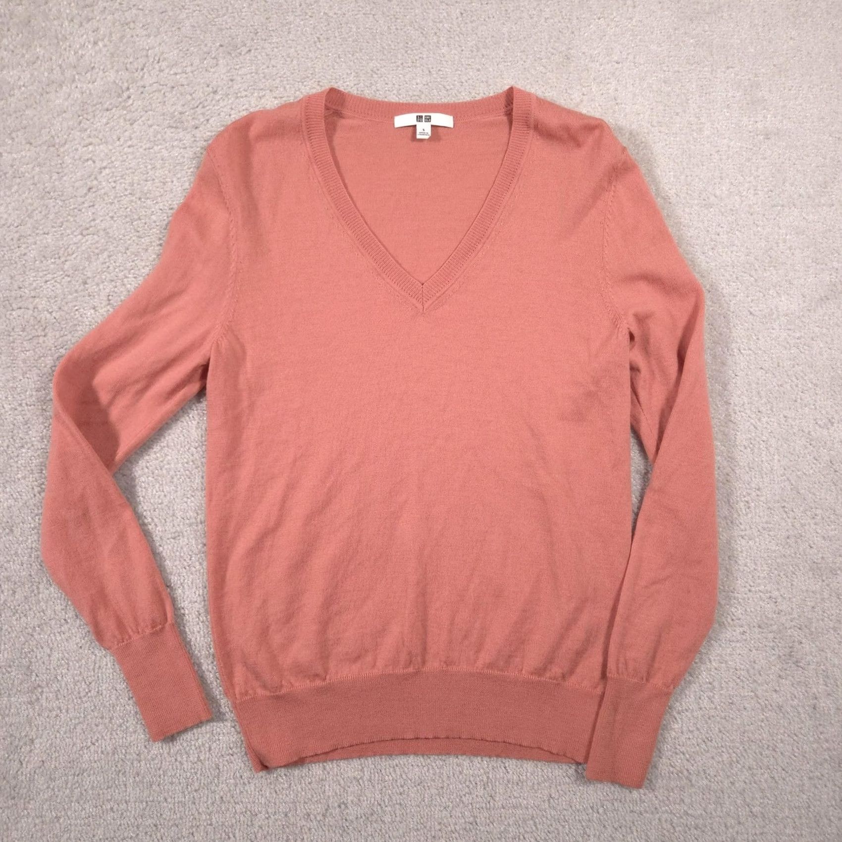 Uniqlo Uniqlo Sweater Womens S Pink Wool V Neck Lightweight Knit Pullover Long Sleeve Size S / US 4 / IT 40 - 2 Thumbnail
