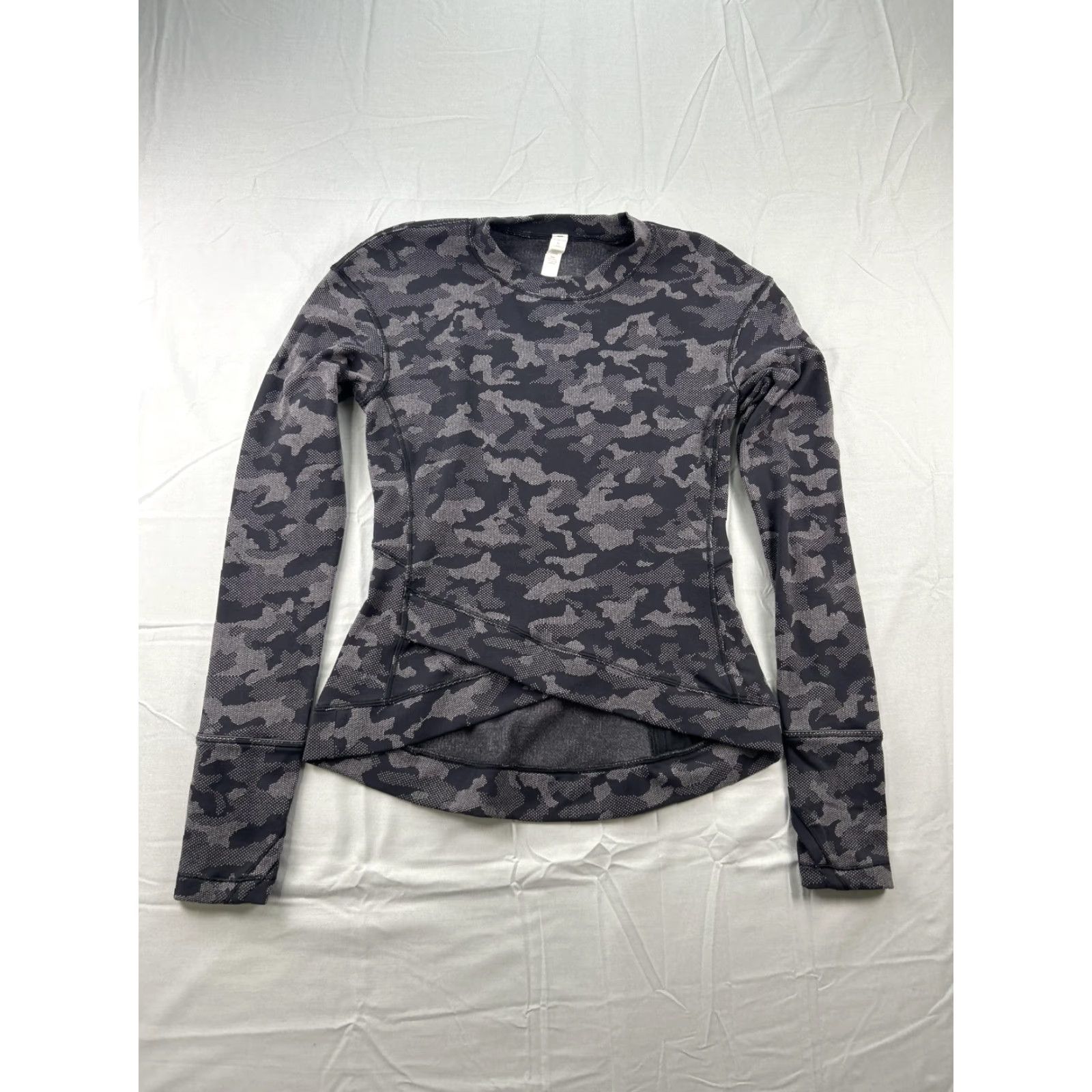Lululemon Lululemon Womens 4 Camouflage Long Sleeve Pullover Crew Neck Gym & Training Activewear Shirt Size S / US 4 / IT 40 - 2 Thumbnail