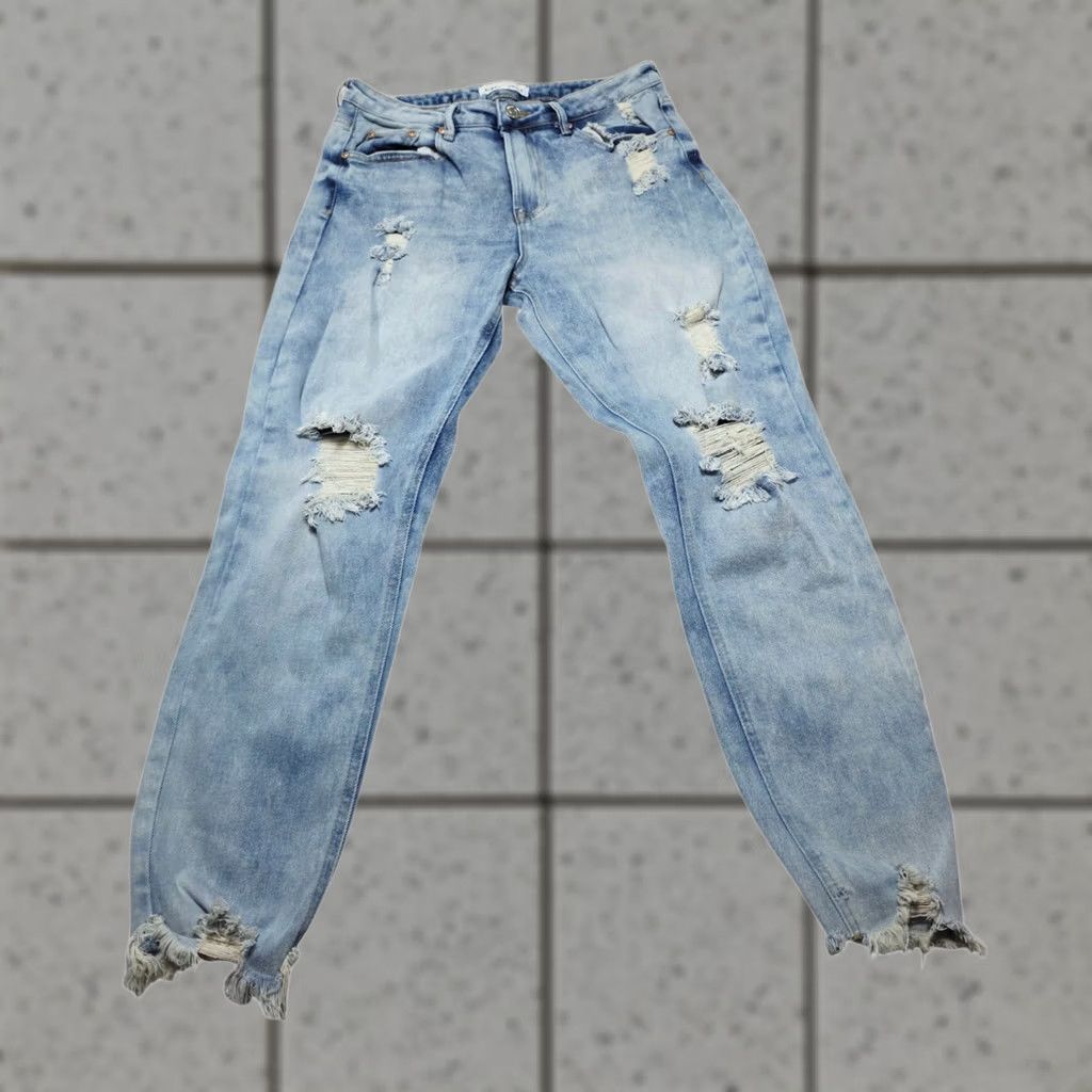 Almost Famous Almost Famous Jeans Women’s 28x27 Light Wash Distressed Raw Hem Size 28" / US 6 / IT 42 - 1 Thumbnail