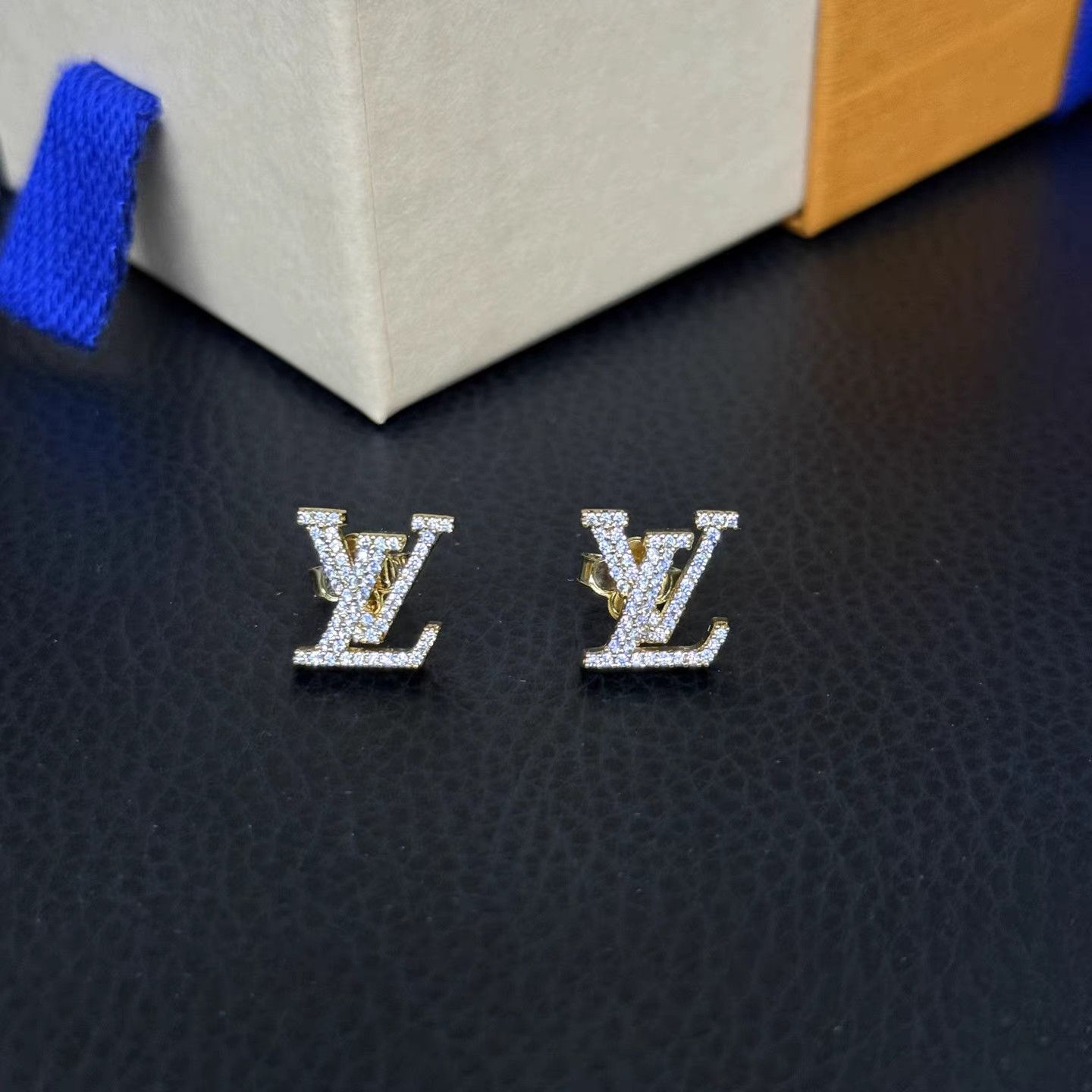Louis Vuitton LV Classic Logo Crystal Gold Stud Earrings K15 Size ONE SIZE - 1 Thumbnail