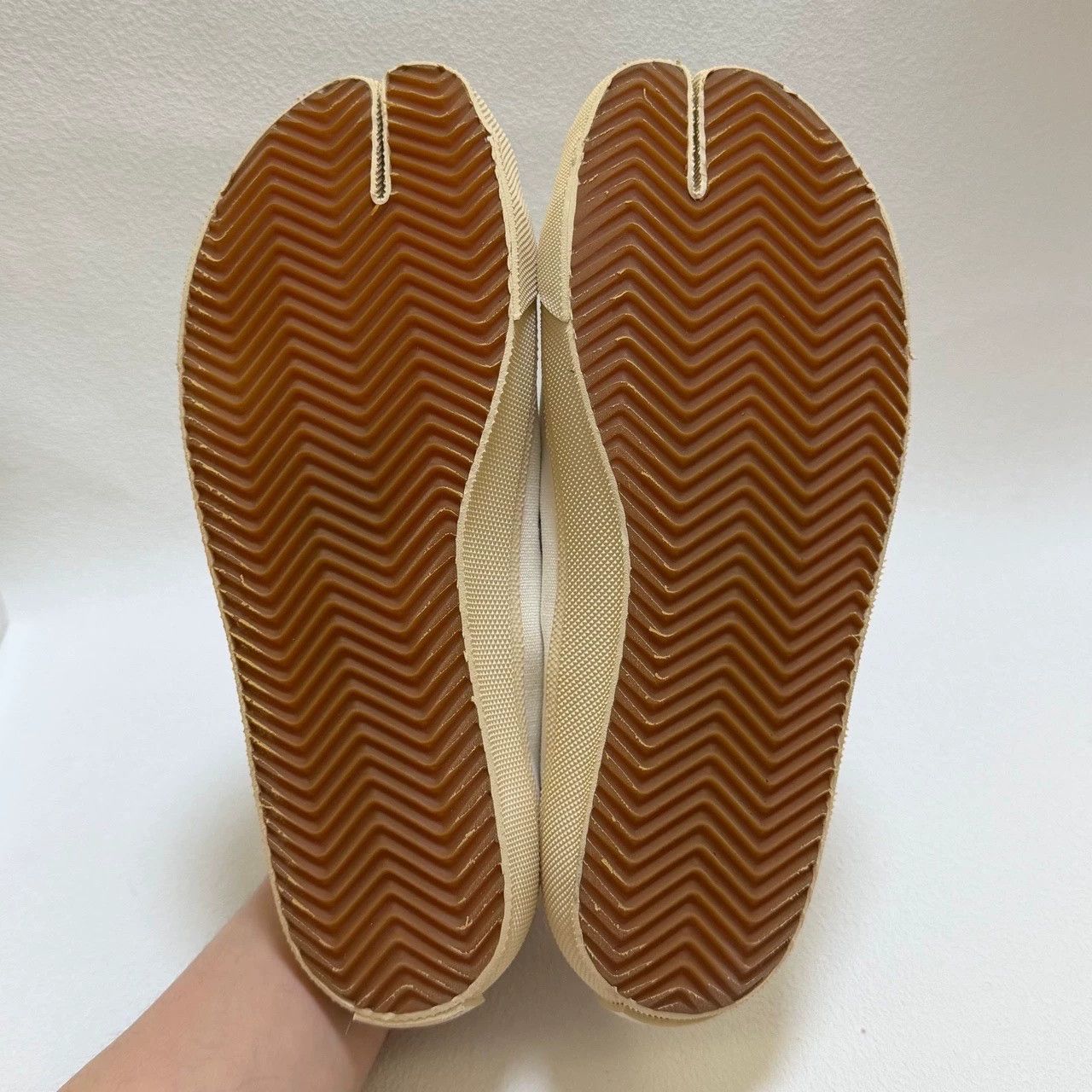 Maison Margiela Maison Margiela versatile low-top stylish sneakers Size US 7.5 / IT 37.5 - 6 Thumbnail