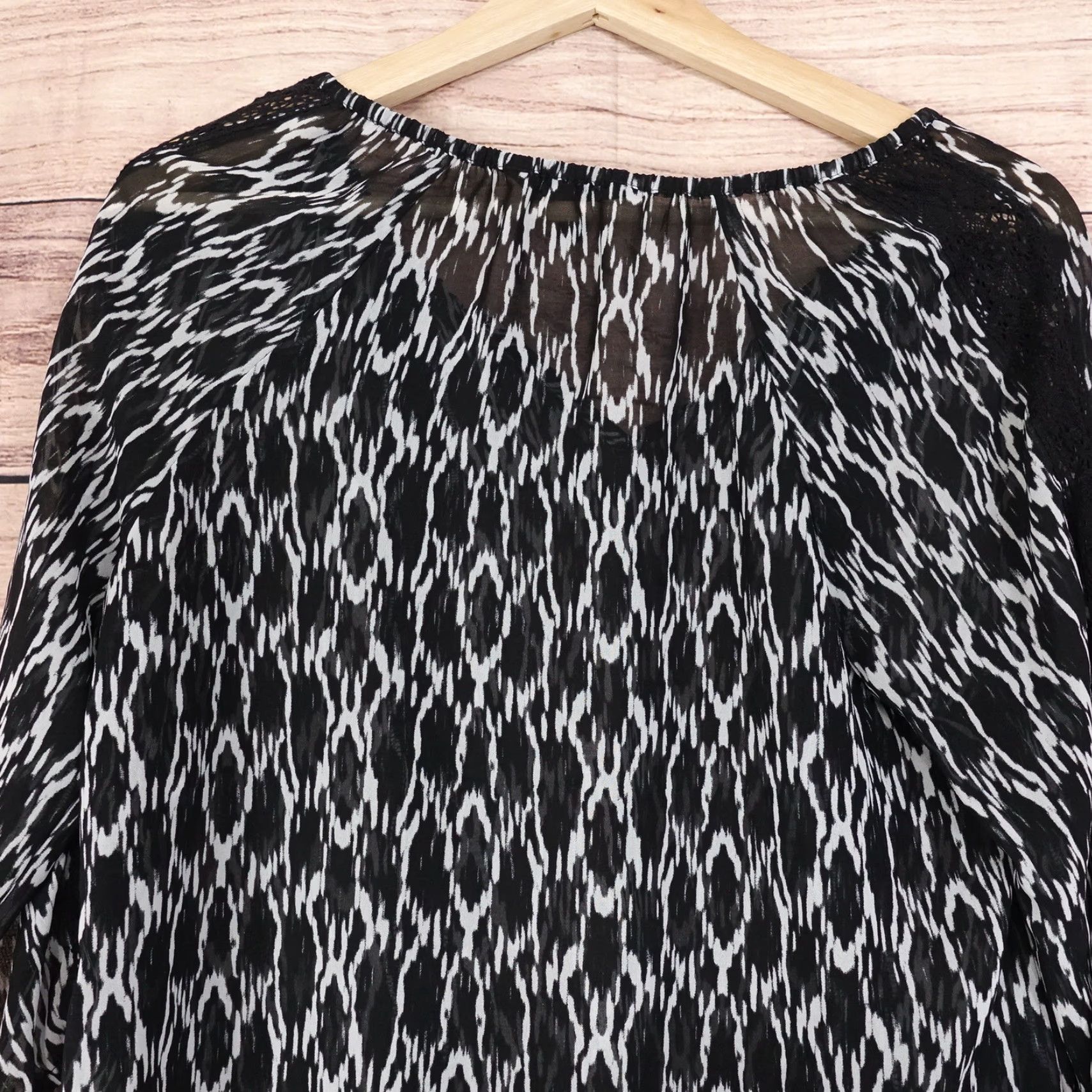 Express EXPRESS BLOUSE WOMENS SZ S BLACK WHITE SHEER SEE THRU GEOMETRIC SMALL Size S / US 4 / IT 40 - 5 Thumbnail