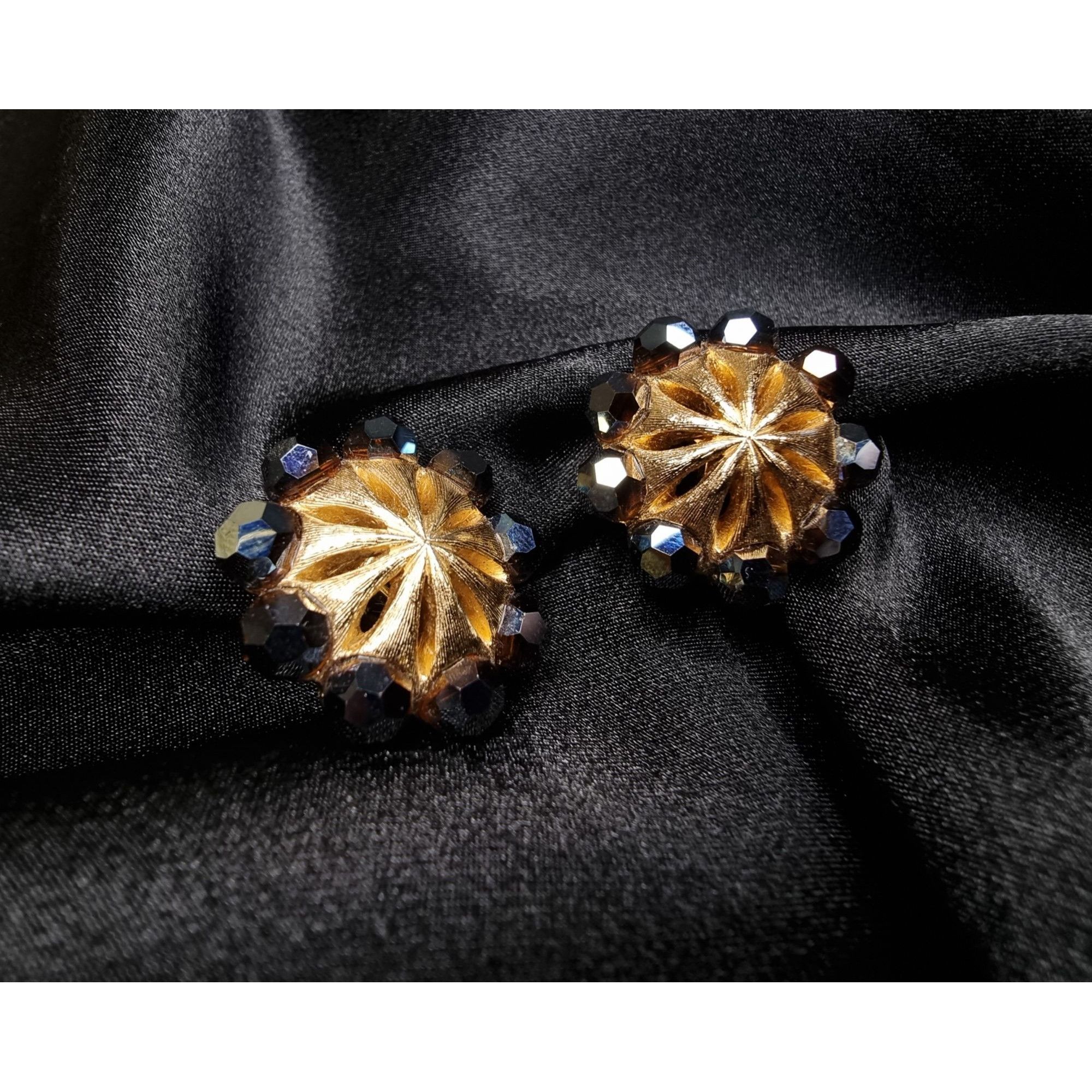 Other Vintage 1960s TRIFARI Signed Gold-Tone Clip-On Earrings With Size ONE SIZE - 2 Thumbnail