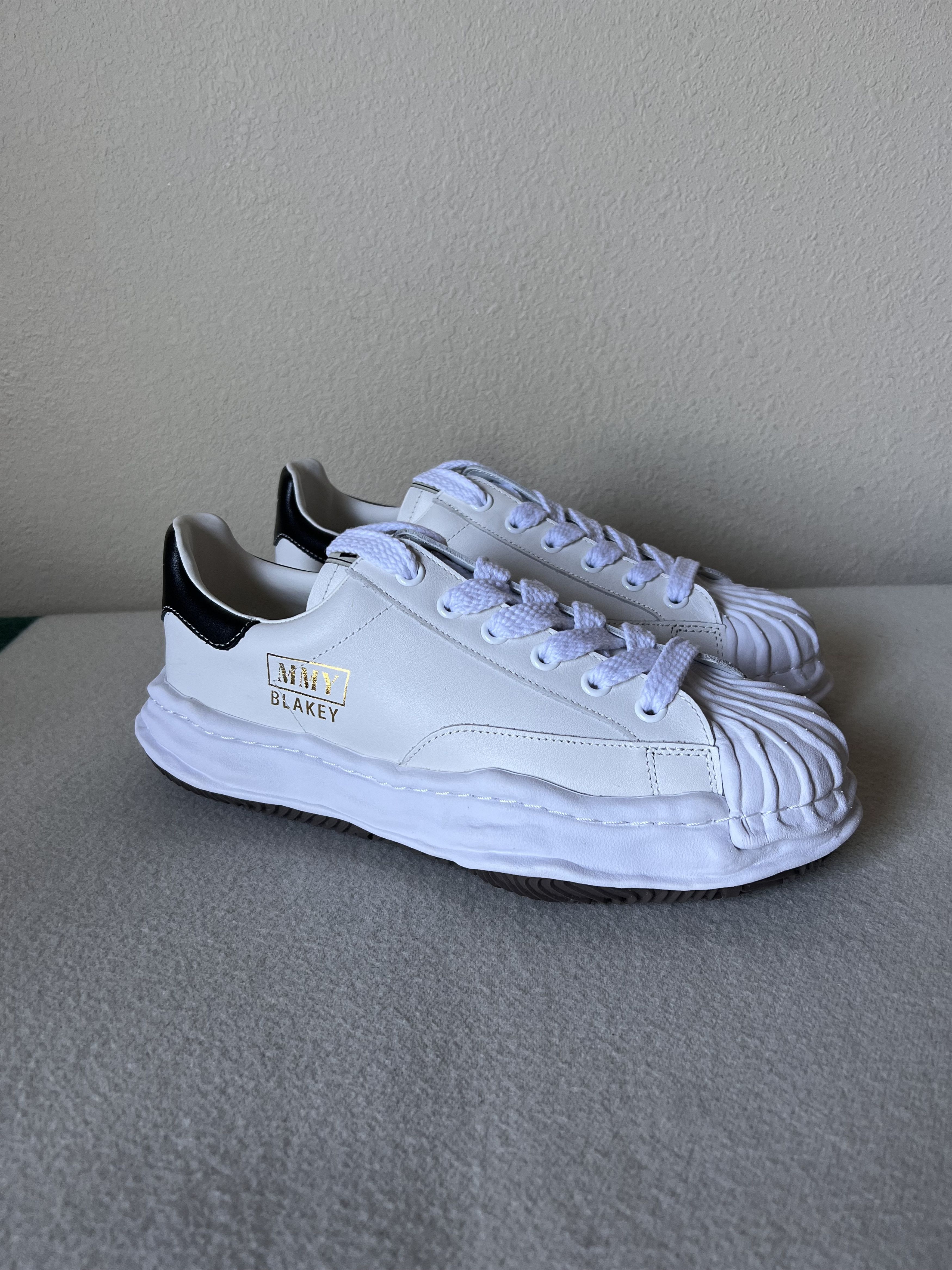 Maison MIHARA YASUHIRO Maison Mihara Yasuhiro Leather Blakey Sneakers in White Size US 11 / EU 44 - 1 Thumbnail