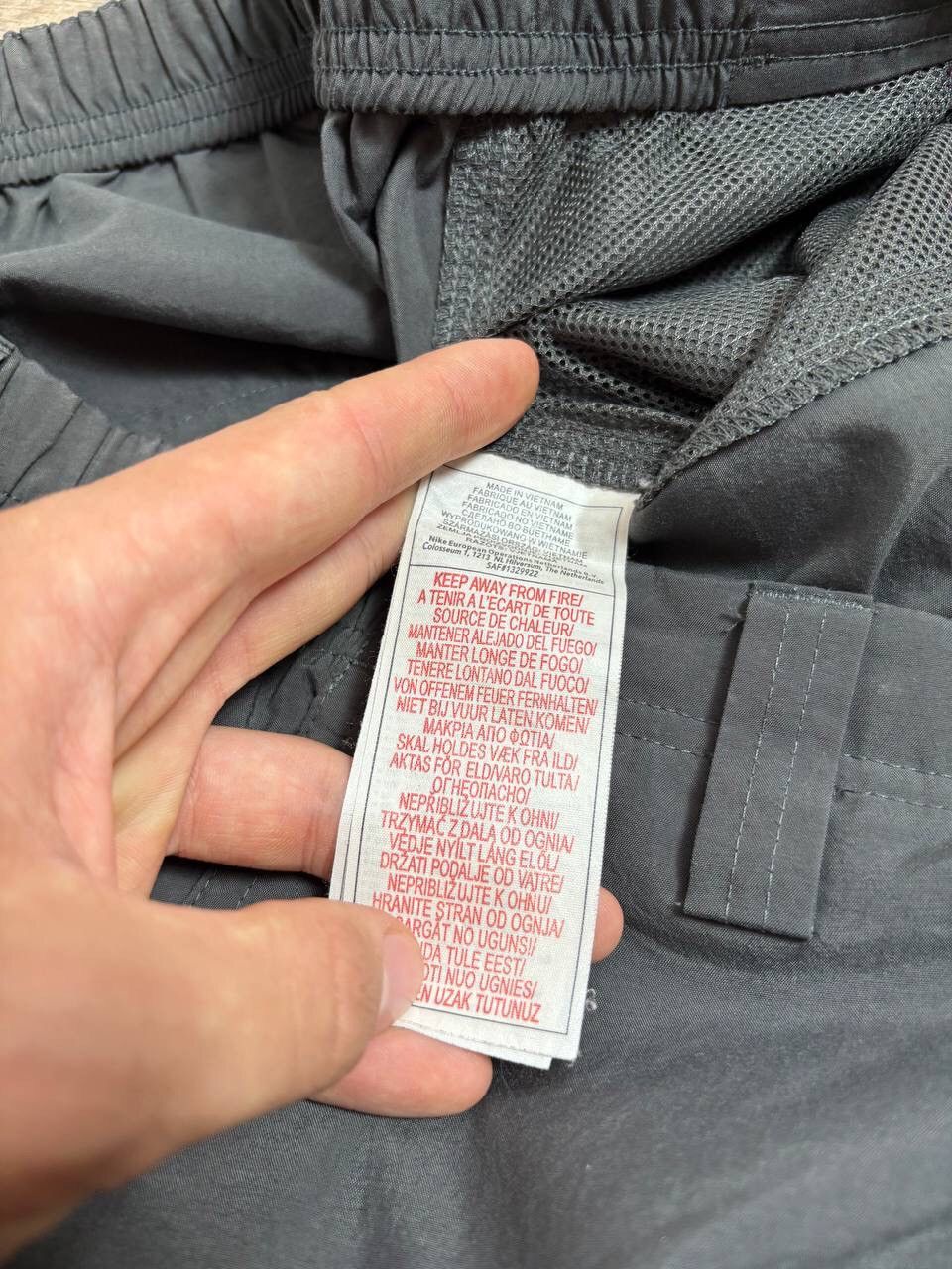 Nike ACG Nike ACG Vintage Reflective Cargo Nylon Baggy Shorts Size US 36 / EU 52 - 8 Thumbnail