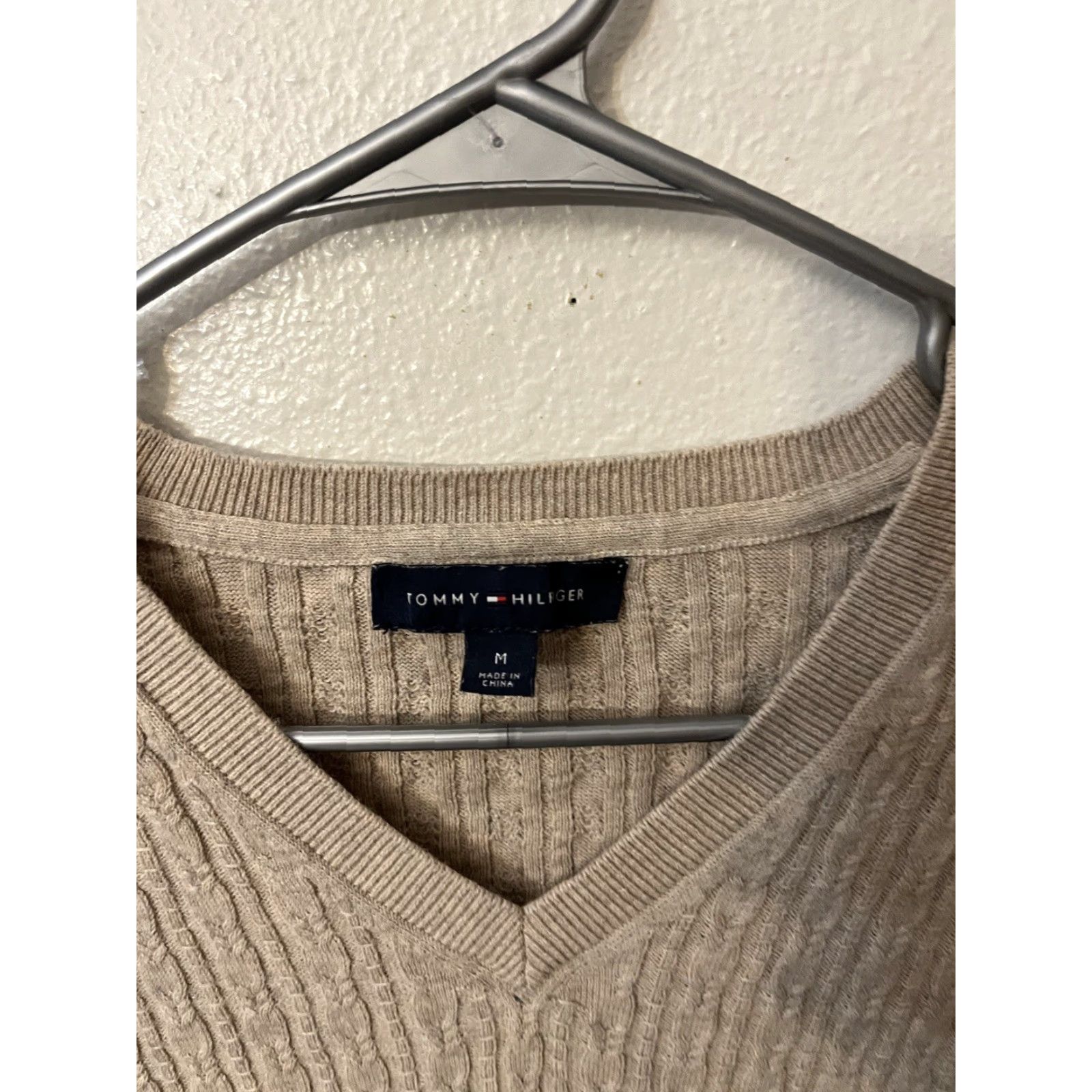 Tommy Hilfiger Tommy Hilfiger Women's Sweater Size M Beige V-Neck Knit Pullover Cable-Knit Womens Size M / US 6-8 / IT 42-44 - 2 Thumbnail