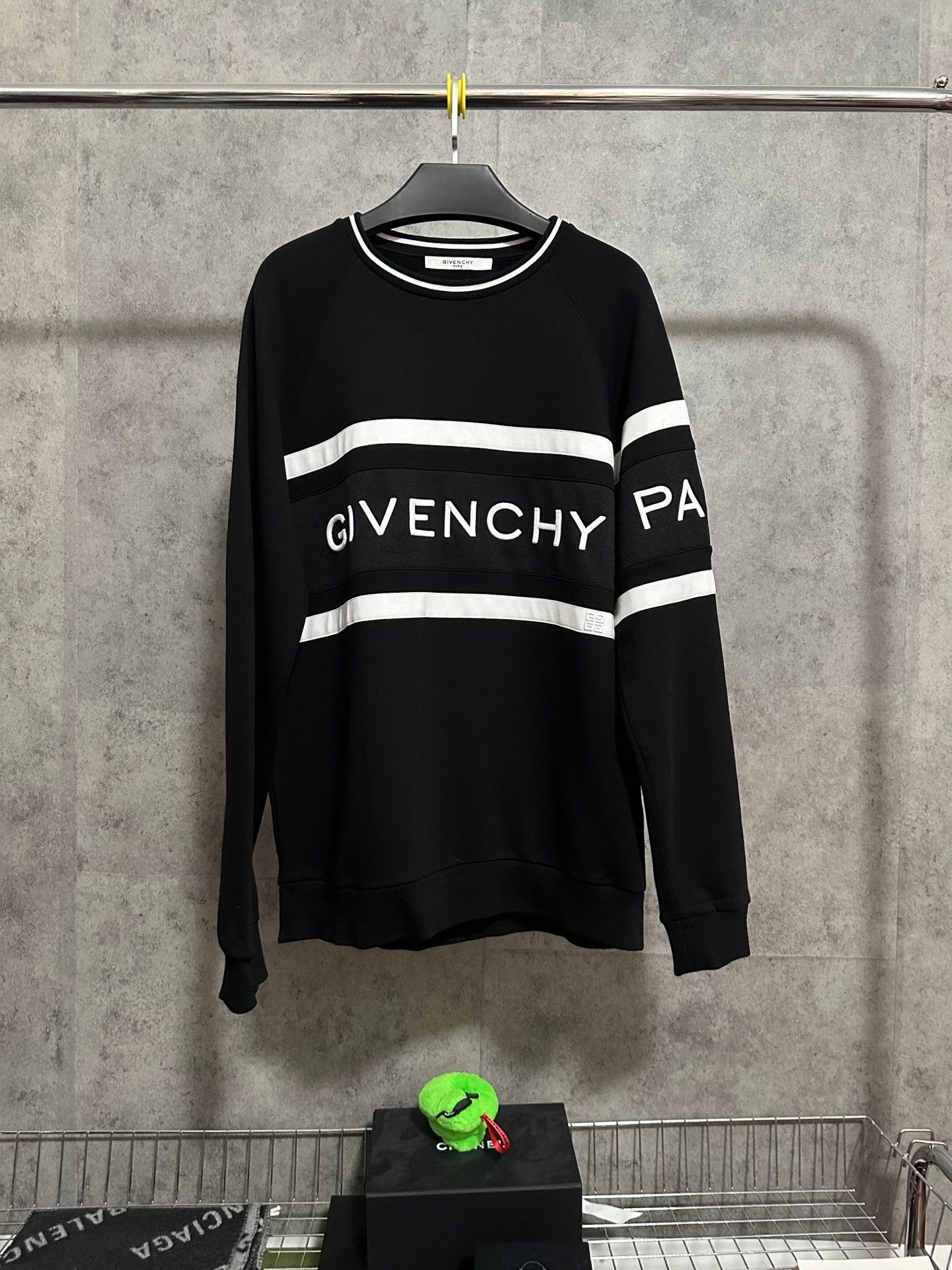 Givenchy Givenchy Embroidered Logo Long Sleeve Crewneck Sweatshirt Size US L / EU 52-54 / 3 - 1 Thumbnail